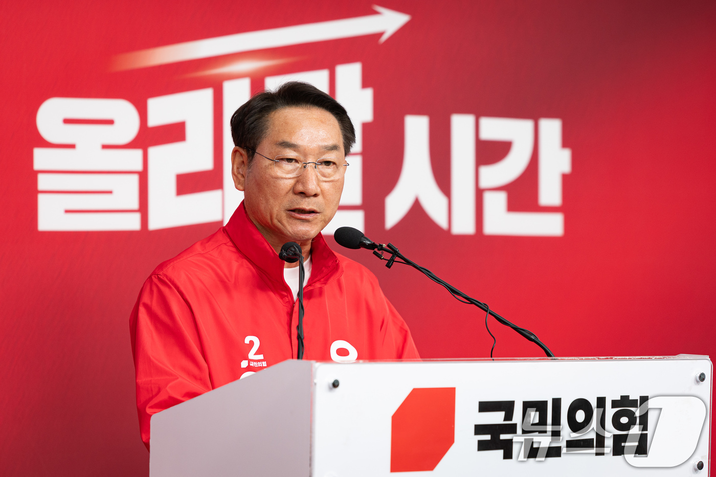 (서울=뉴스1) 유승관 기자 = 유정복 국민의힘 인천시장 후보가 28일 서울 여의도 중앙당사에서 독립운동가 후손을 자처한 박찬대 더불어민주당 후보의 독립운동가 22촌 논란 관련 기 …