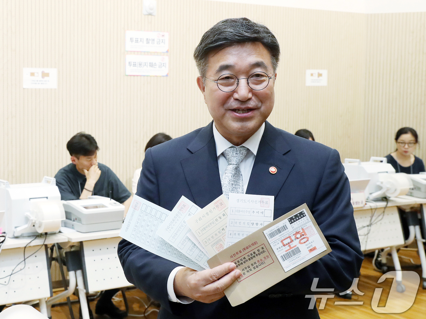 (서울=뉴스1) 박정호 기자 = 윤호중 행정안전부 장관이 제9회 전국동시지방선거 사전투표일을 하루 앞둔 28일 오후 서울시 종로구 신문로 사직동주민센터에 설치된 사전투표소를 방문해 …