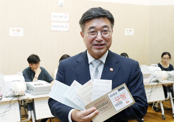 모형으로 사전투표 시연하는 윤호중 장관