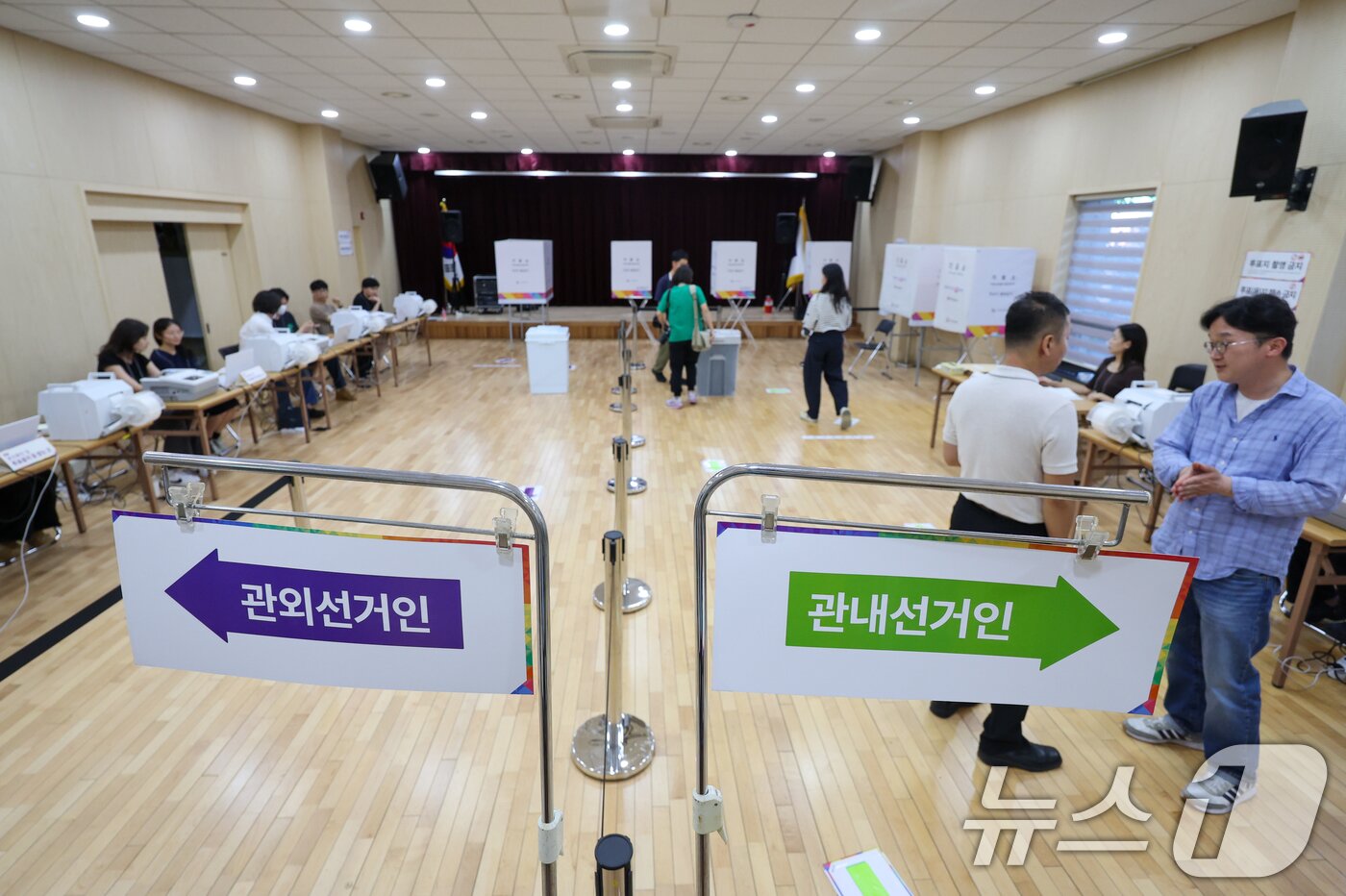 본문 이미지 - 제9회 전국동시지방선거 사전투표를 하루 앞둔 28일 오후 서울 종로구 종로1·2·3·4가동주민센터에 사전투표소가 마련돼 있다. 2026.5.28 ⓒ 뉴스1 안은나 기자