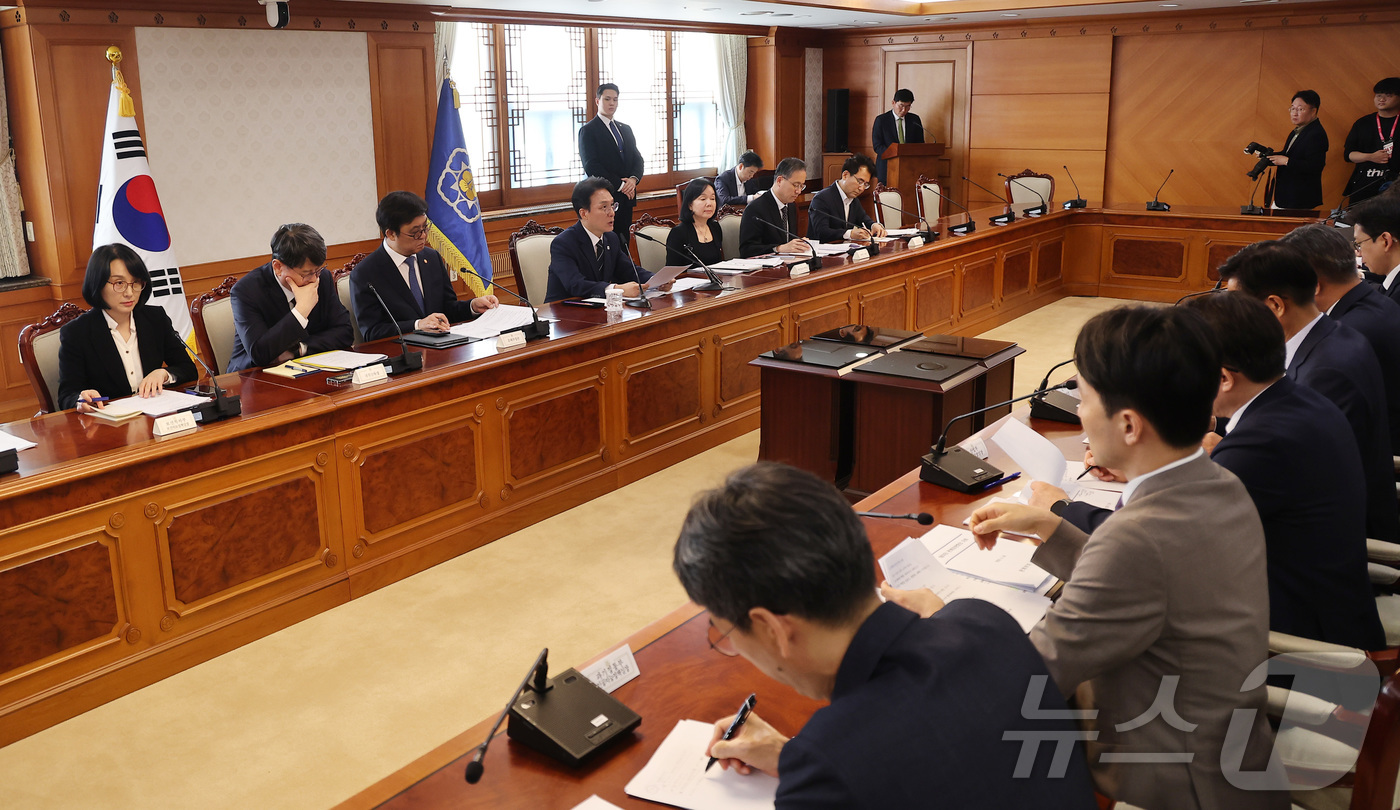 (서울=뉴스1) 김성진 기자 = 김민석 국무총리가 28일 서울 종로구 정부서울청사에서 열린 데이터 관계장관회의에서 모두발언을 하고 있다. 2026.5.28/뉴스1
