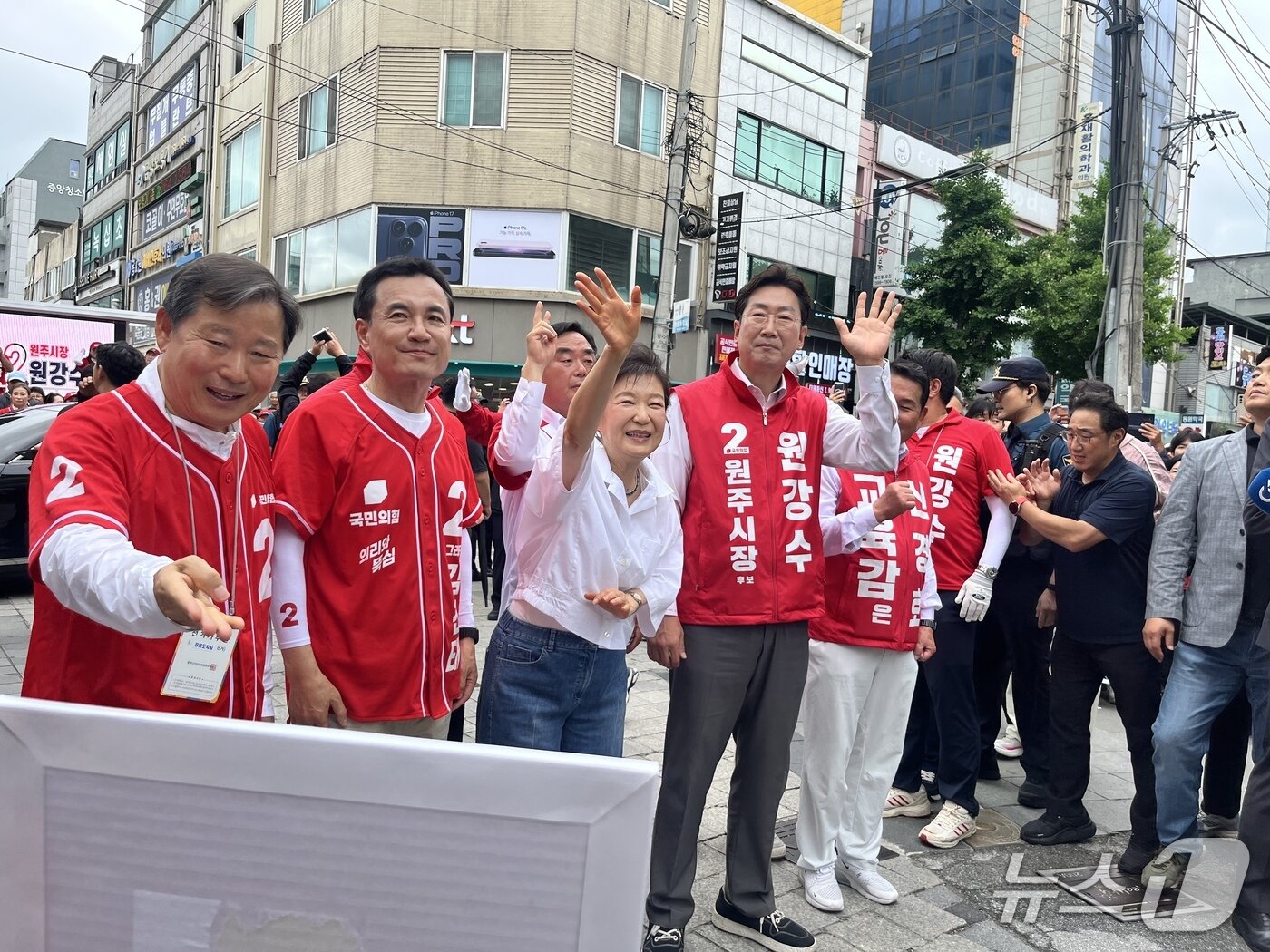 본문 이미지 - 박근혜 전 대통령이 28일 강원 원주시 중앙시장을 방문, 국민의힘 김진태 강원지사 후보와, 원강수 후보 지원유세에 나섰다.(김진태후보캠프 측 제공. 재판매 및 DB금지)/뉴스1