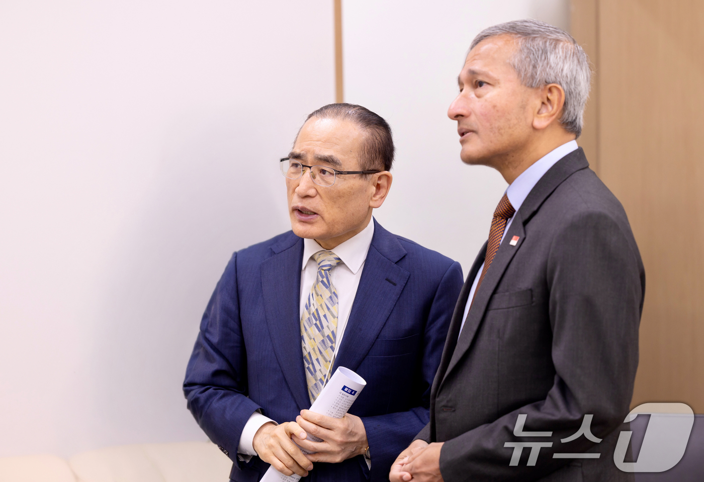 (서울=뉴스1) 허경 기자 = 청와대는 위성락 국가안보실장이 28일 비비안 발라크리쉬난 싱가포르 외교장관과 만나 양국 관계 발전 방안과 한반도 정세를 심도있게 논의하고 중동 정세 …