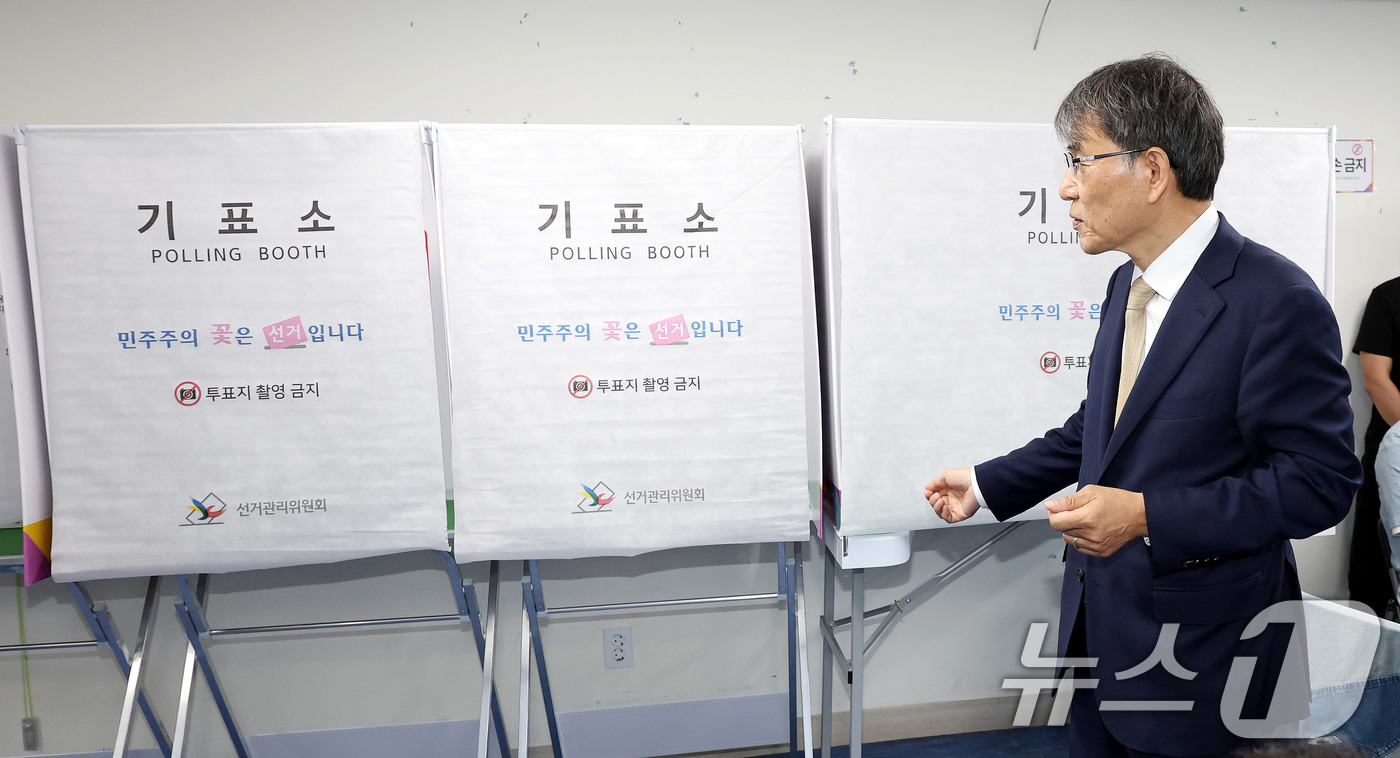 (서울=뉴스1) 박지혜 기자 = 노태악 중앙선거관리위원장이 제9회 전국동시지방선거 사전투표를 하루 앞둔 28일 오후 서울 서대문구 신촌동 사전투표소를 찾아 현장 점검을 하고 있다. …
