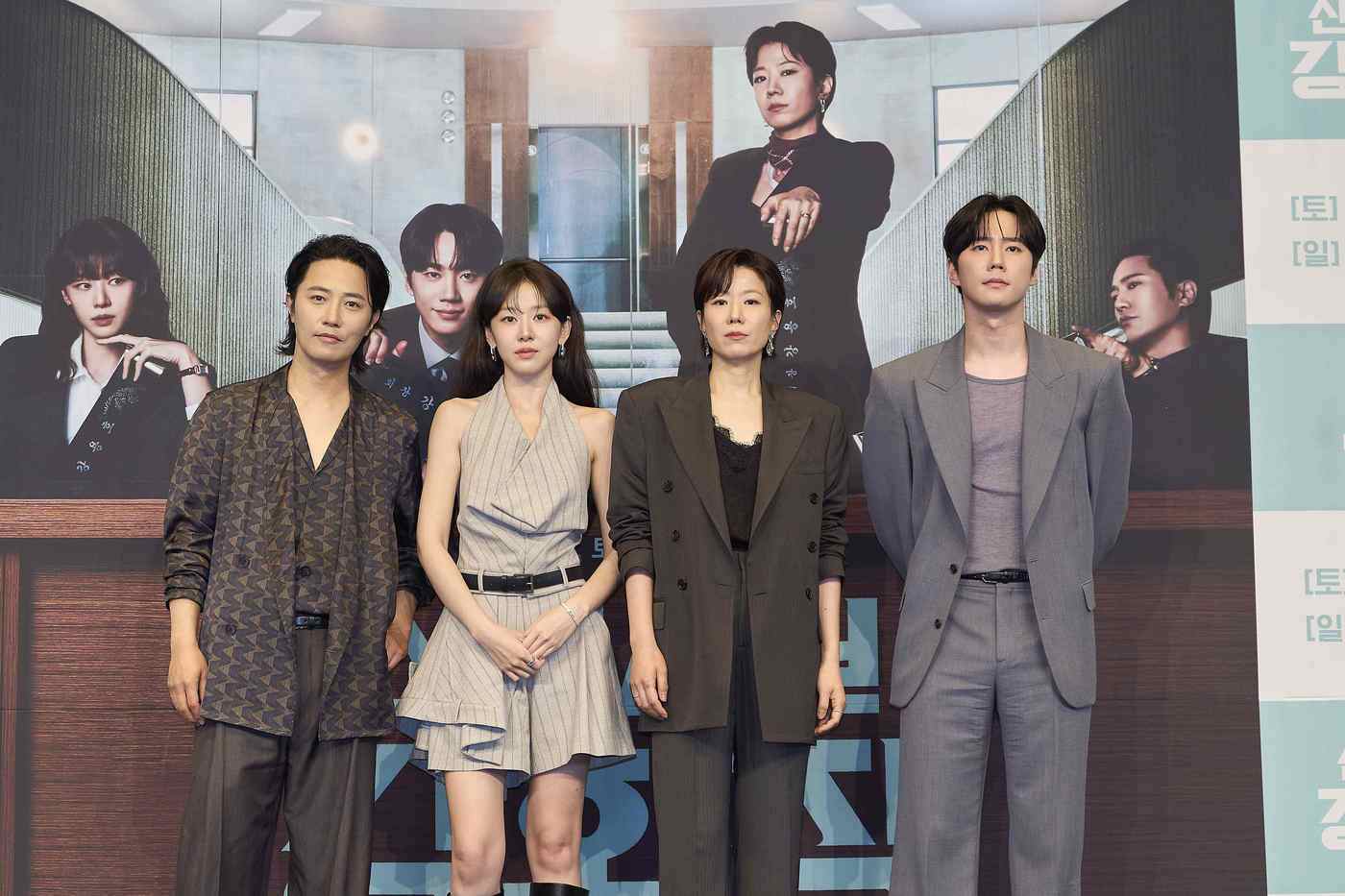 본문 이미지 - (왼쪽부터) 배우 진구, 이주명, 전혜진, 이준영/ 사진제공=JTBC '신입사원 강회장'