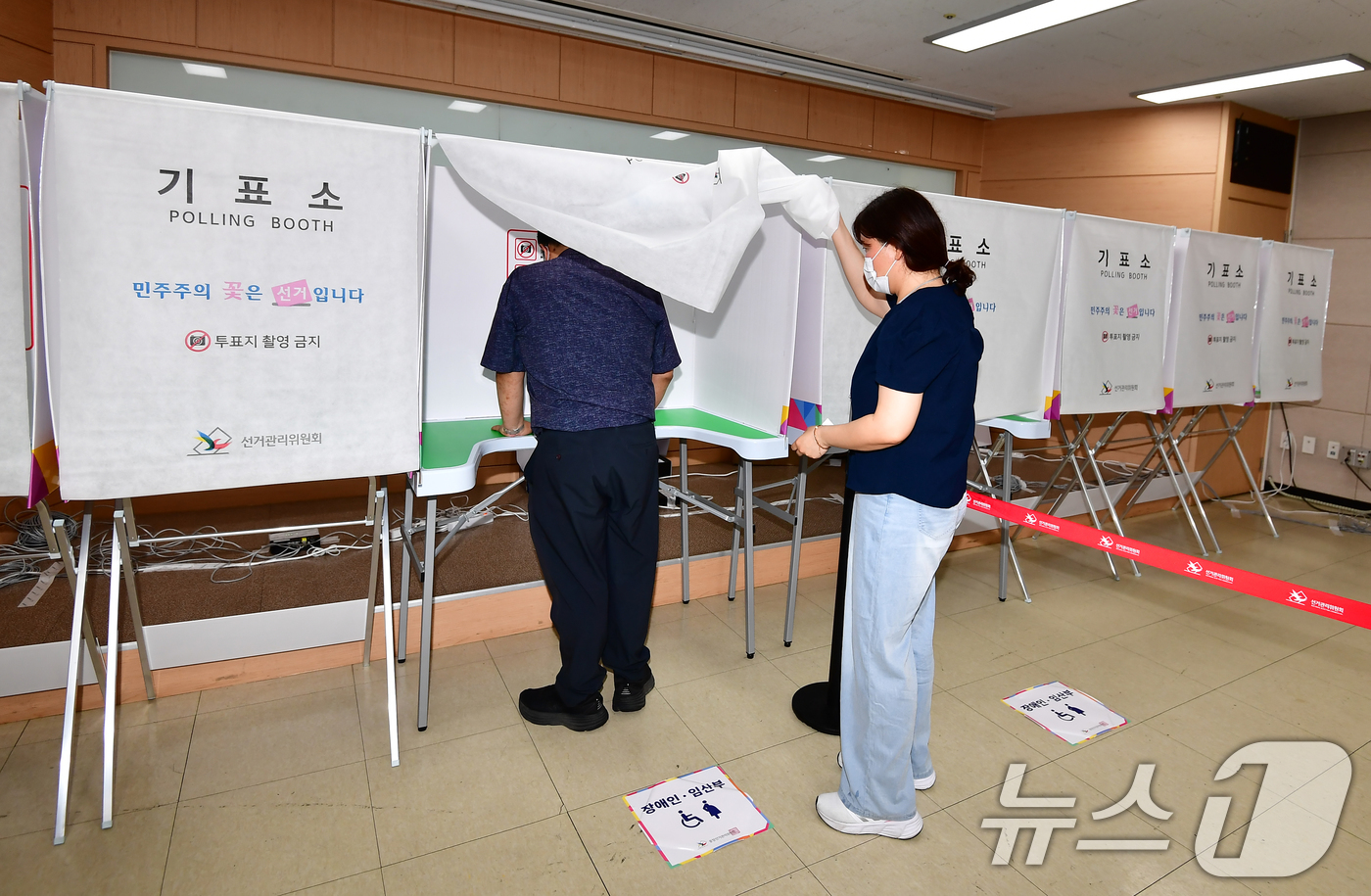 (포항=뉴스1) 최창호 기자 = 6·3전국동시지방선거 사전투표일을 하루 앞둔 28일 오후 경북 포항시의회 지하동에 설치된 대이동 사전투표소에서 관계자들이 기표소 등을 최종 점검하고 …