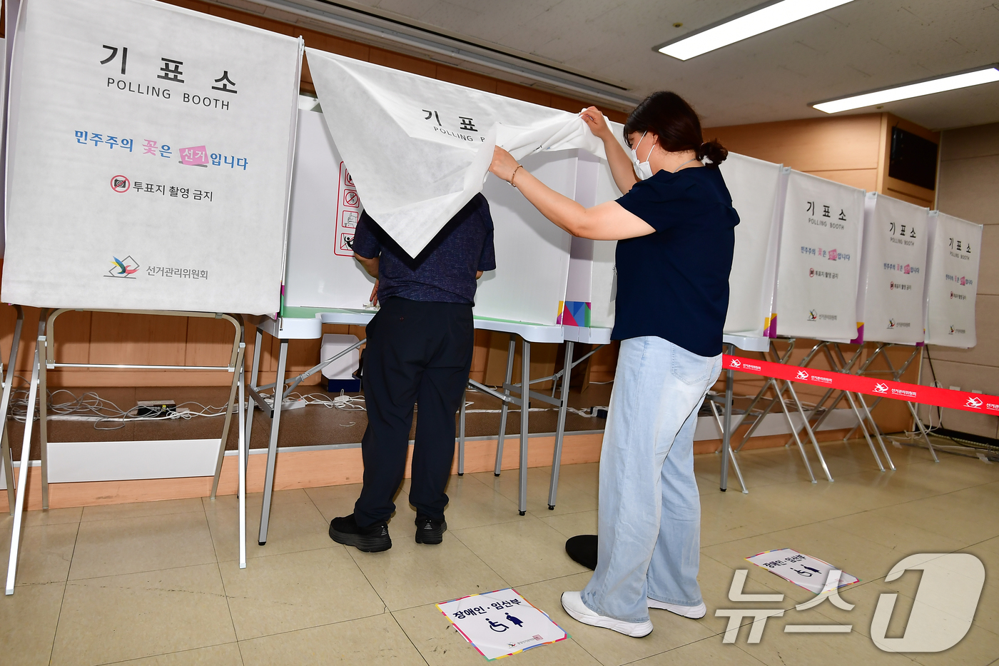 (포항=뉴스1) 최창호 기자 = 6·3전국동시지방선거 사전투표일을 하루 앞둔 28일 오후 경북 포항시의회 지하동에 설치된 대이동 사전투표소에서 관계자들이 기표소 등을 최종 점검하고 …