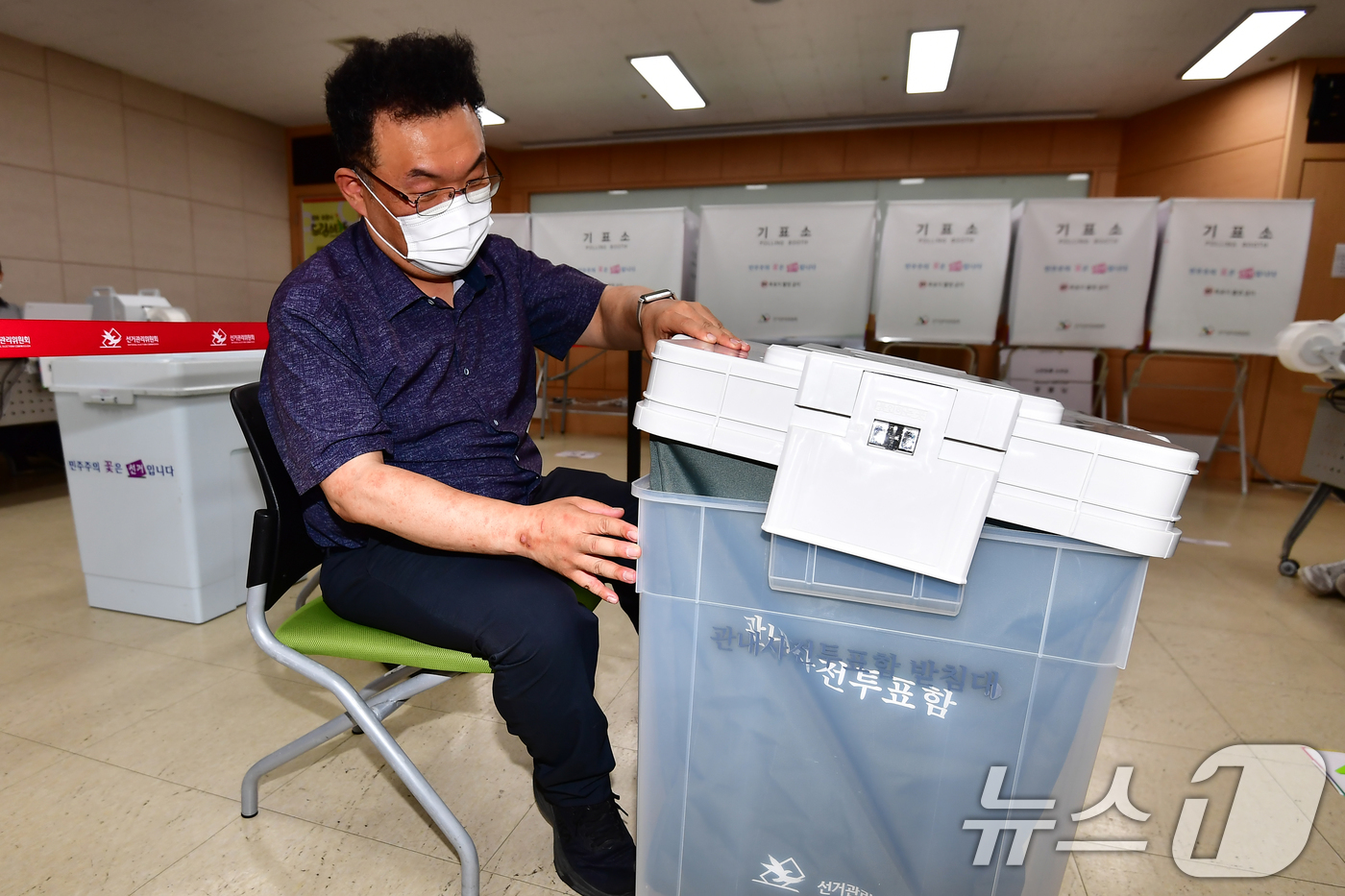 (포항=뉴스1) 최창호 기자 = 63전국동시지방선거 사전투표일을 하루 앞둔 28일 오후 경북 포항시의회 지하동에 설치된 대이동 사전투표소에서 관계자들이 투표함 등을 최종 점검하고 …