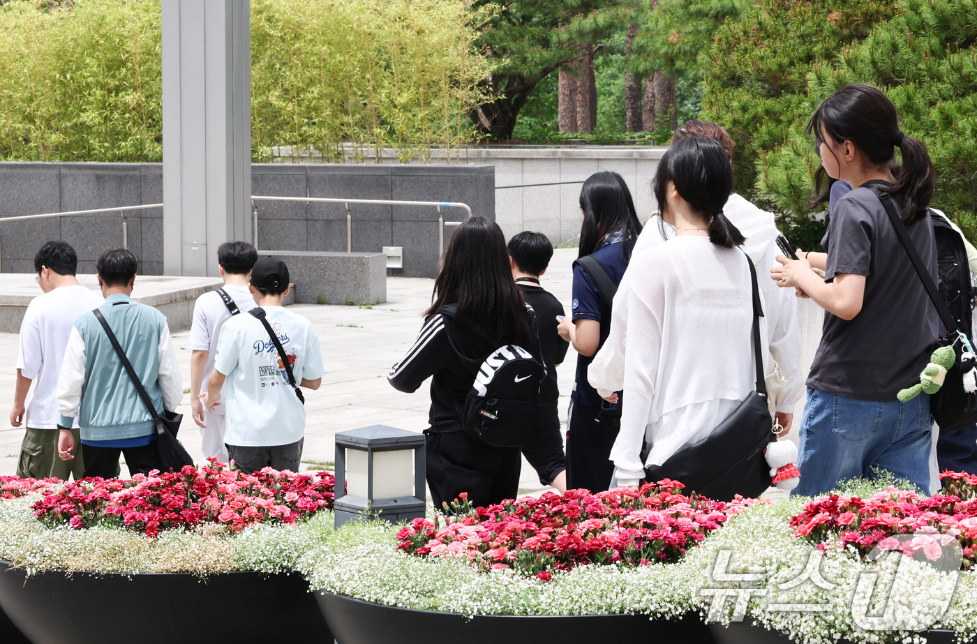 (서울=뉴스1) 최지환 기자 = 교육부는 28일 현장체험학습 지원 방안을 발표하며 현장체험활동 중 고의나 중과실이 아닌 경우에는 교사의 민·형사상 책임을 면제하는 내용으로 학교 안 …