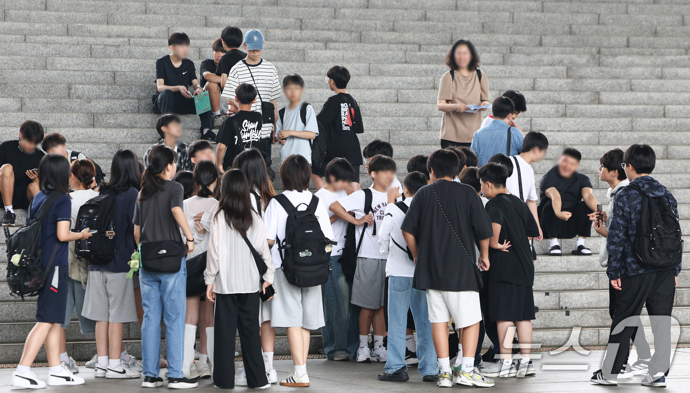 (서울=뉴스1) 최지환 기자 = 교육부는 28일 현장체험학습 지원 방안을 발표하며 현장체험활동 중 고의나 중과실이 아닌 경우에는 교사의 민·형사상 책임을 면제하는 내용으로 학교 안 …