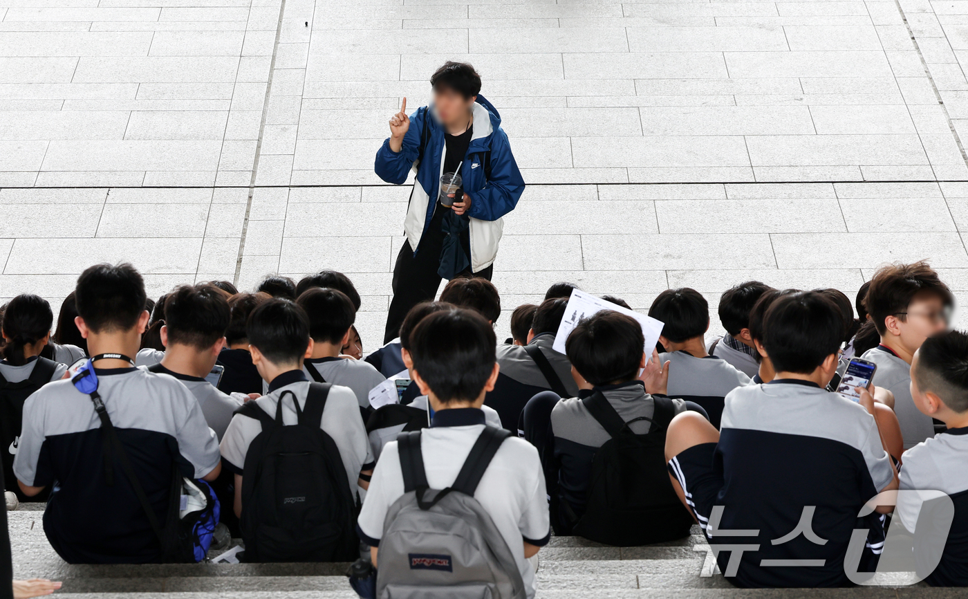 (서울=뉴스1) 최지환 기자 = 교육부는 28일 현장체험학습 지원 방안을 발표하며 현장체험활동 중 고의나 중과실이 아닌 경우에는 교사의 민·형사상 책임을 면제하는 내용으로 학교 안 …