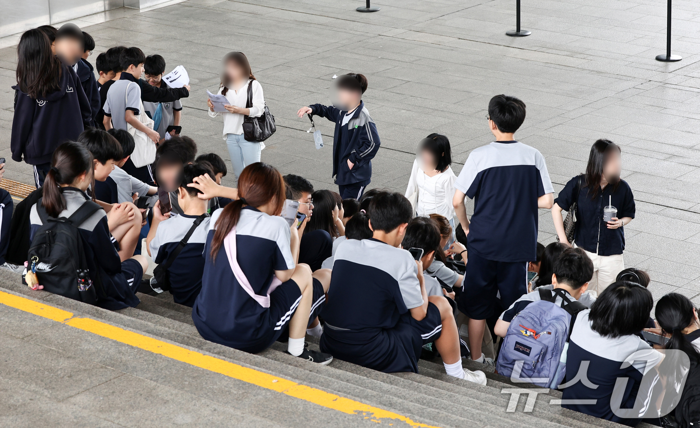 (서울=뉴스1) 최지환 기자 = 교육부는 28일 현장체험학습 지원 방안을 발표하며 현장체험활동 중 고의나 중과실이 아닌 경우에는 교사의 민·형사상 책임을 면제하는 내용으로 학교 안 …