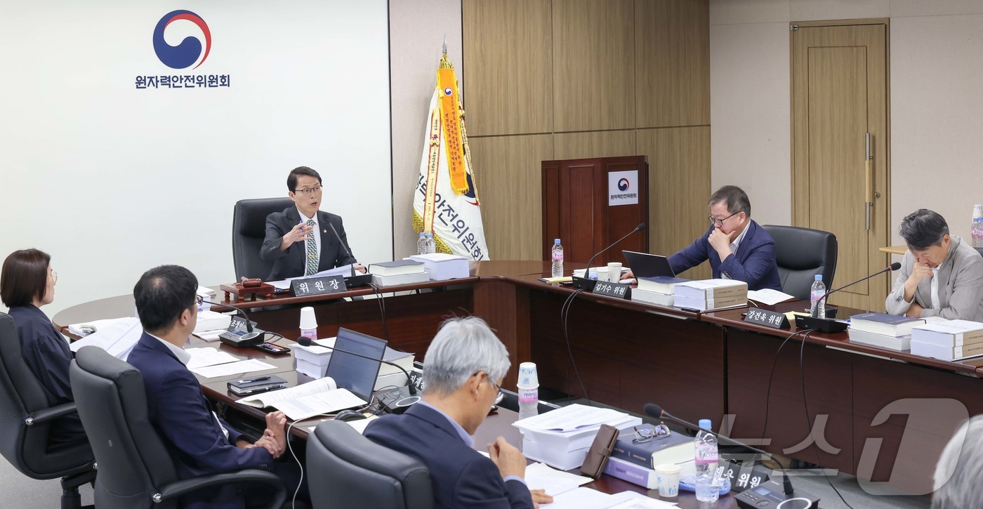(서울=뉴스1) = 최원호 원자력안전위원회 위원장이 28일 서울 종로구 원자력안전위원회 대회의실에서 열린 제2026-8회 원자력안전위원회 회의에서 위원들과 안건에 대해 논의하고 있 …