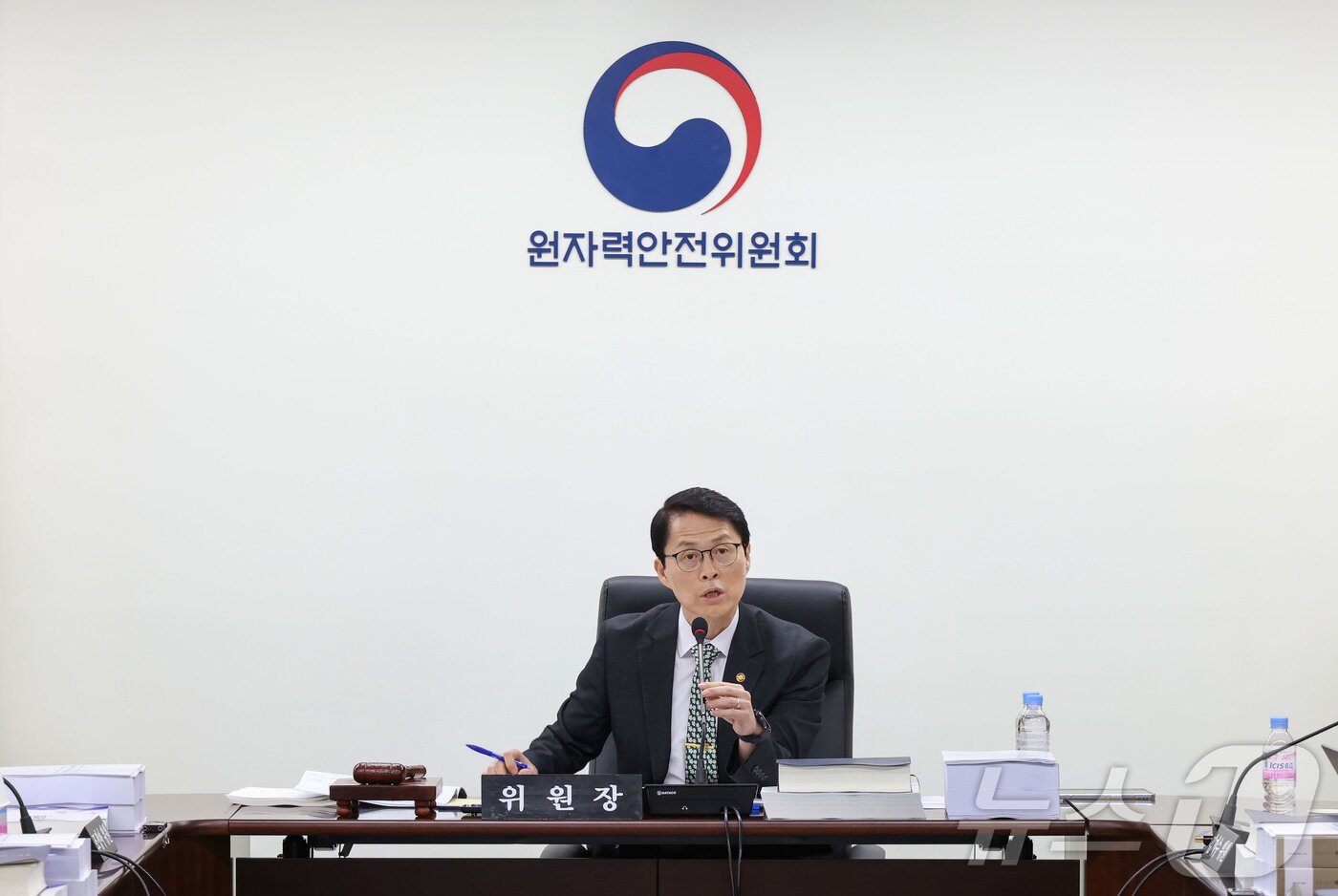 본문 이미지 - 최원호 원자력안전위원회 위원장이 28일 서울 종로구 원자력안전위원회 대회의실에서 열린 제2026-8회 원자력안전위원회 회의에서 위원들과 안건에 대해 논의하고 있다. 2026.05.28 ⓒ 뉴스1 (원안위 제공. 재판매 및 DB금지)