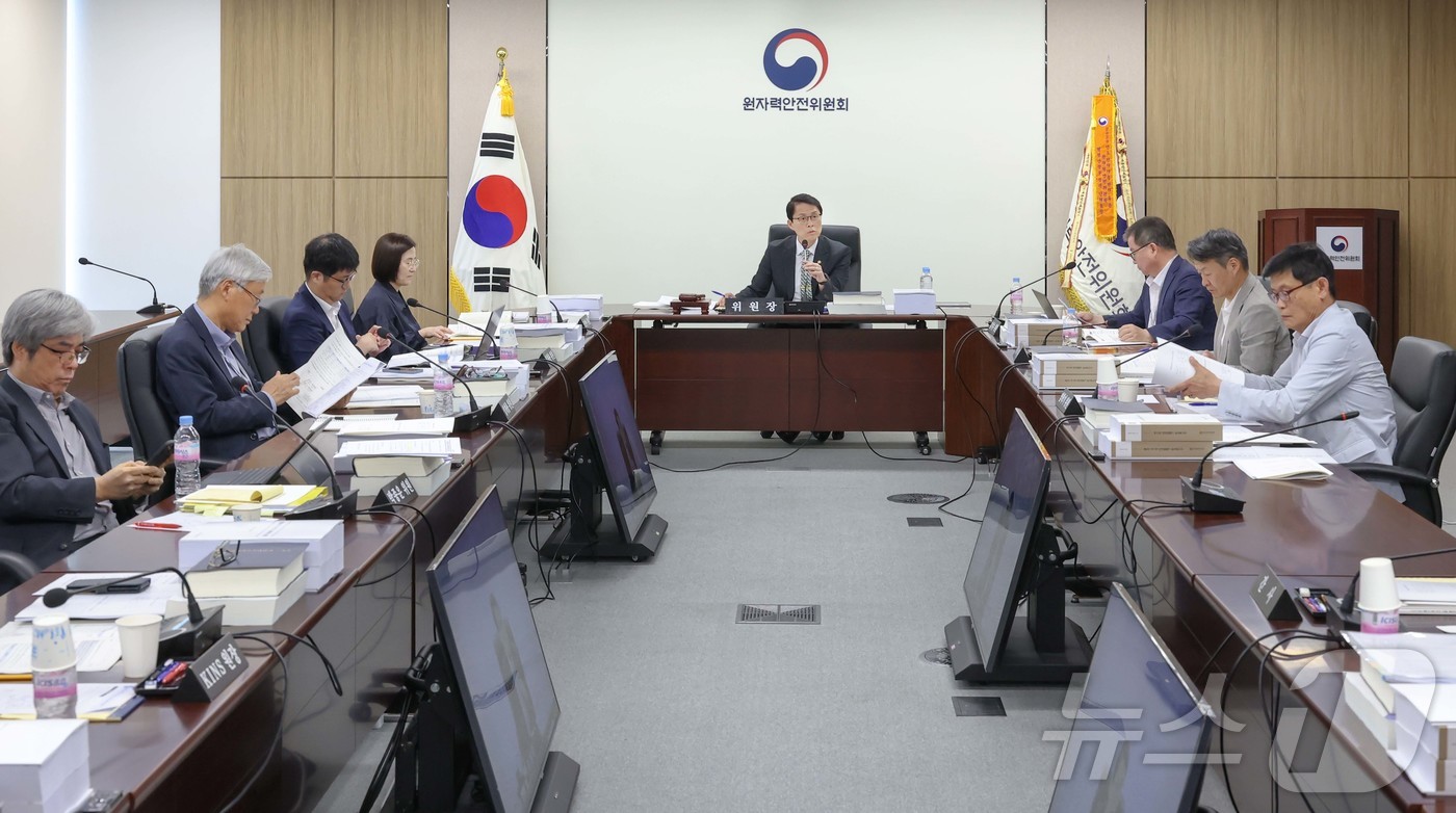 (서울=뉴스1) = 최원호 원자력안전위원회 위원장이 28일 서울 종로구 원자력안전위원회 대회의실에서 열린 제2026-8회 원자력안전위원회 회의에서 위원들과 안건에 대해 논의하고 있 …