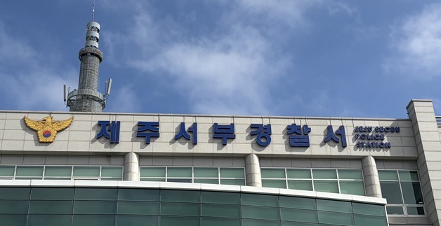 "멈춰라" 경찰 외침에…도주 시동 건 강도 포위한 '시민들 차벽'