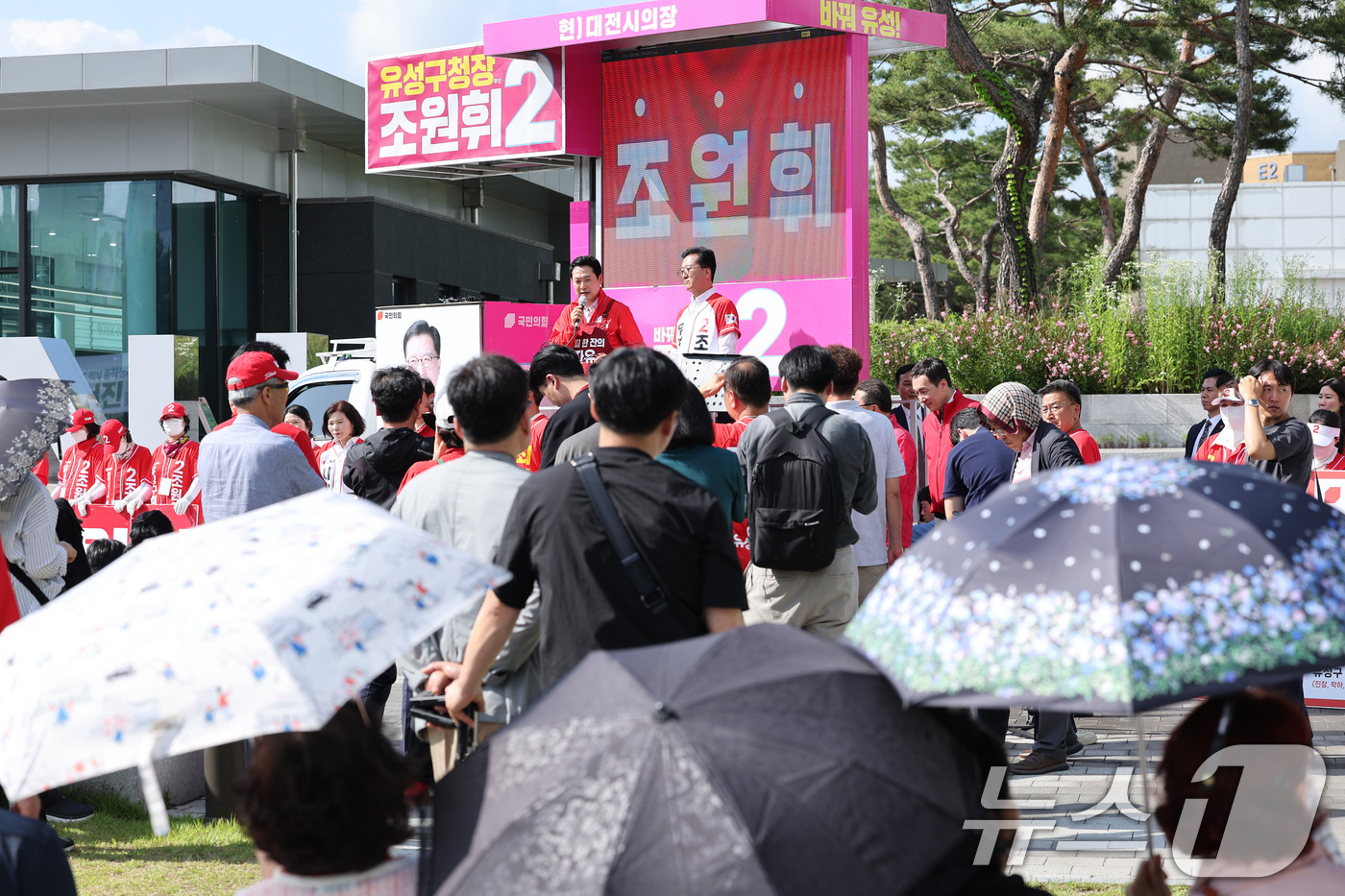 (대전=뉴스1) 신웅수 기자 = 장동혁 국민의힘 대표가 28일 대전 충남대학교 대덕캠퍼스를 를 찾아 조원휘 유성구청장 후보 지지를 호소하고 있다. 2026.5.28/뉴스1