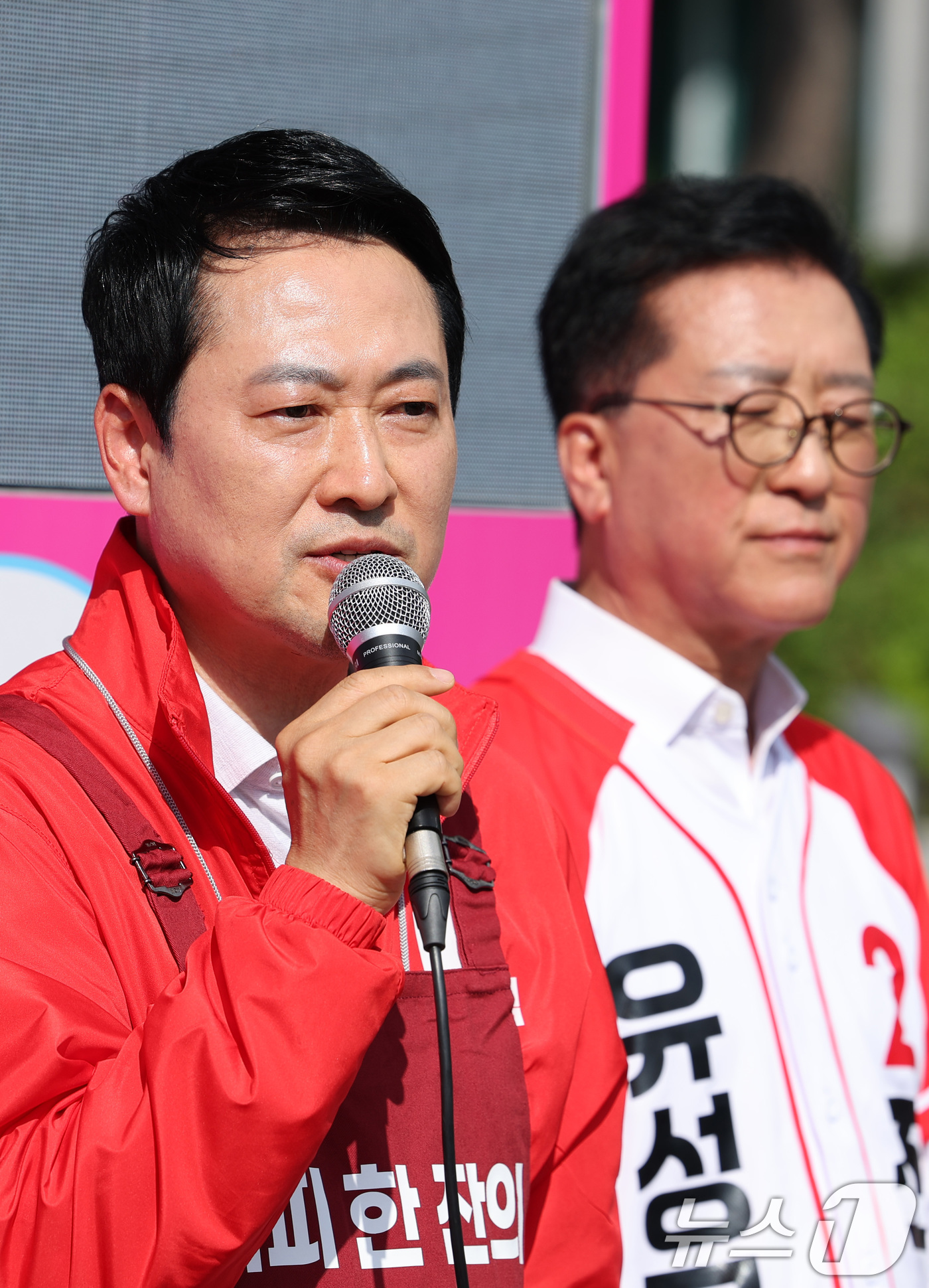 (대전=뉴스1) 신웅수 기자 = 장동혁 국민의힘 대표가 28일 대전 충남대학교 대덕캠퍼스를 찾아 조원휘 유성구청장 후보 지지를 호소하고 있다. 2026.5.28/뉴스1