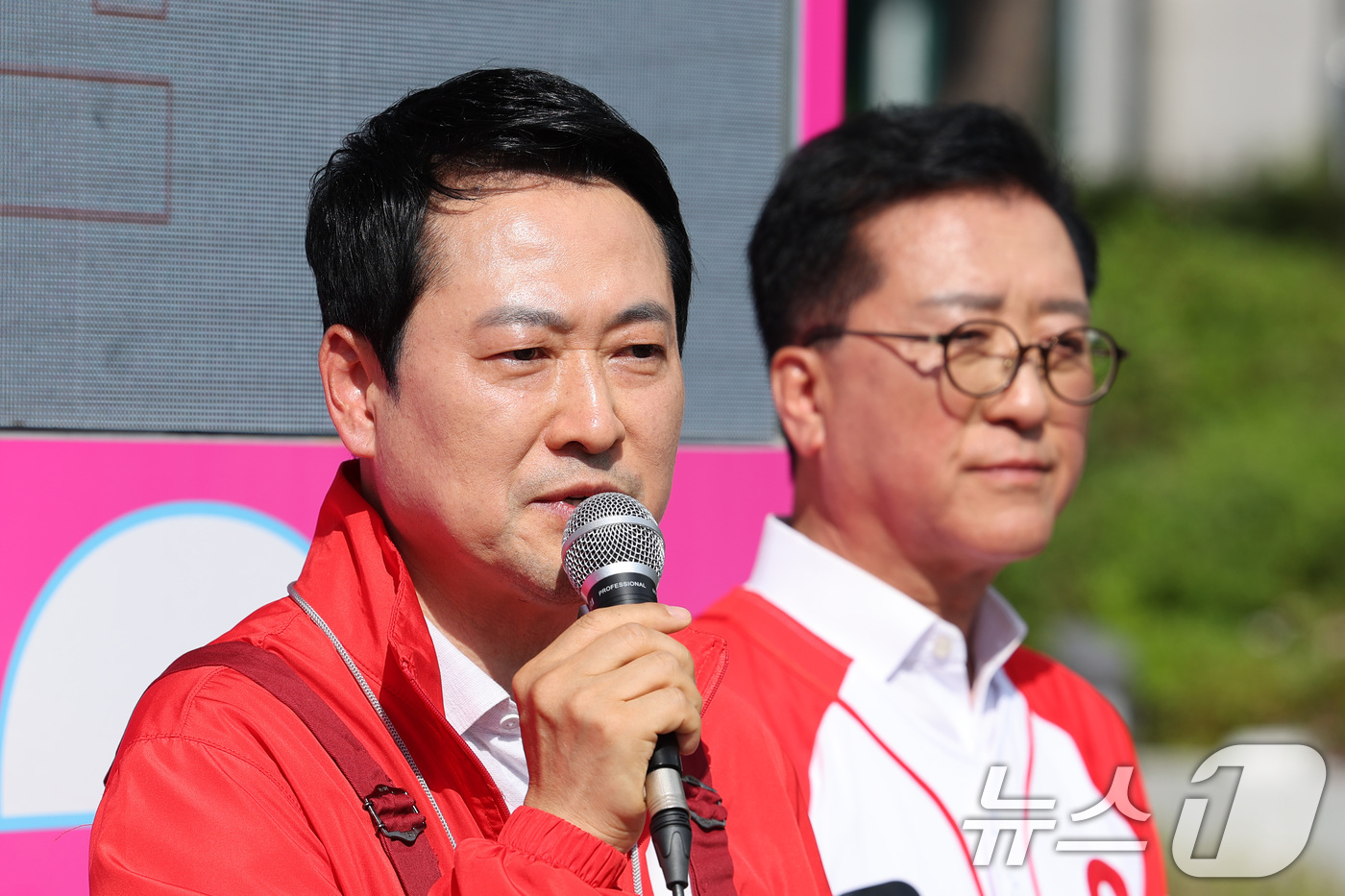 (대전=뉴스1) 신웅수 기자 = 장동혁 국민의힘 대표가 28일 대전 충남대학교 대덕캠퍼스를 찾아 조원휘 유성구청장 후보 지지를 호소하고 있다. 2026.5.28/뉴스1
