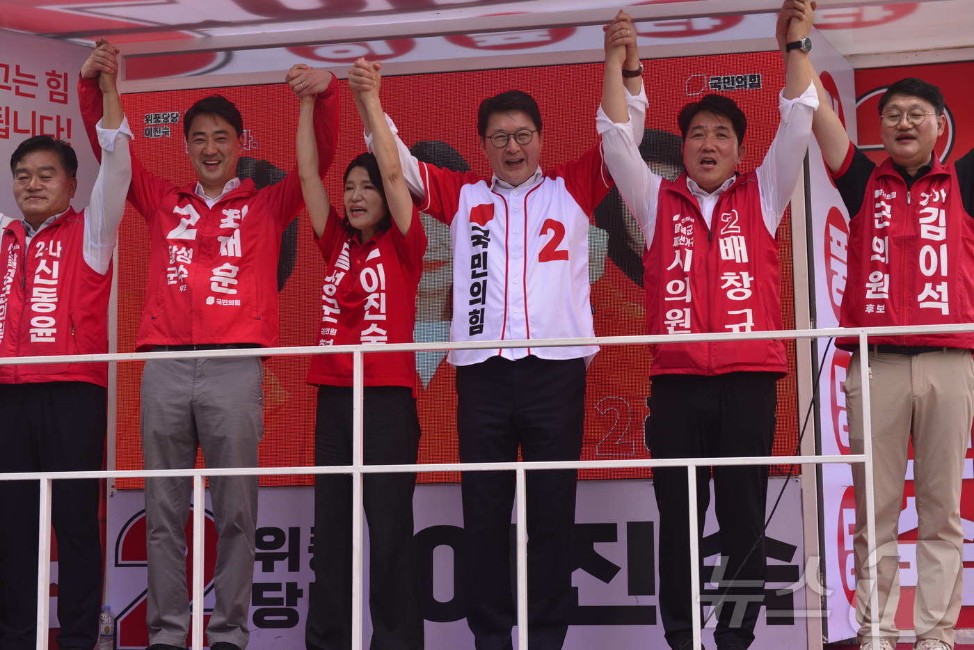 (대구=뉴스1) 이성덕 기자 = 신동욱 국민의힘 의원이 28일 대구도시철도 2호선 대실역 인근에서 이진숙 달성군 국회의원 보궐선거 후보, 최재훈 달성군수 후보, 시·군의원 후보들과 …