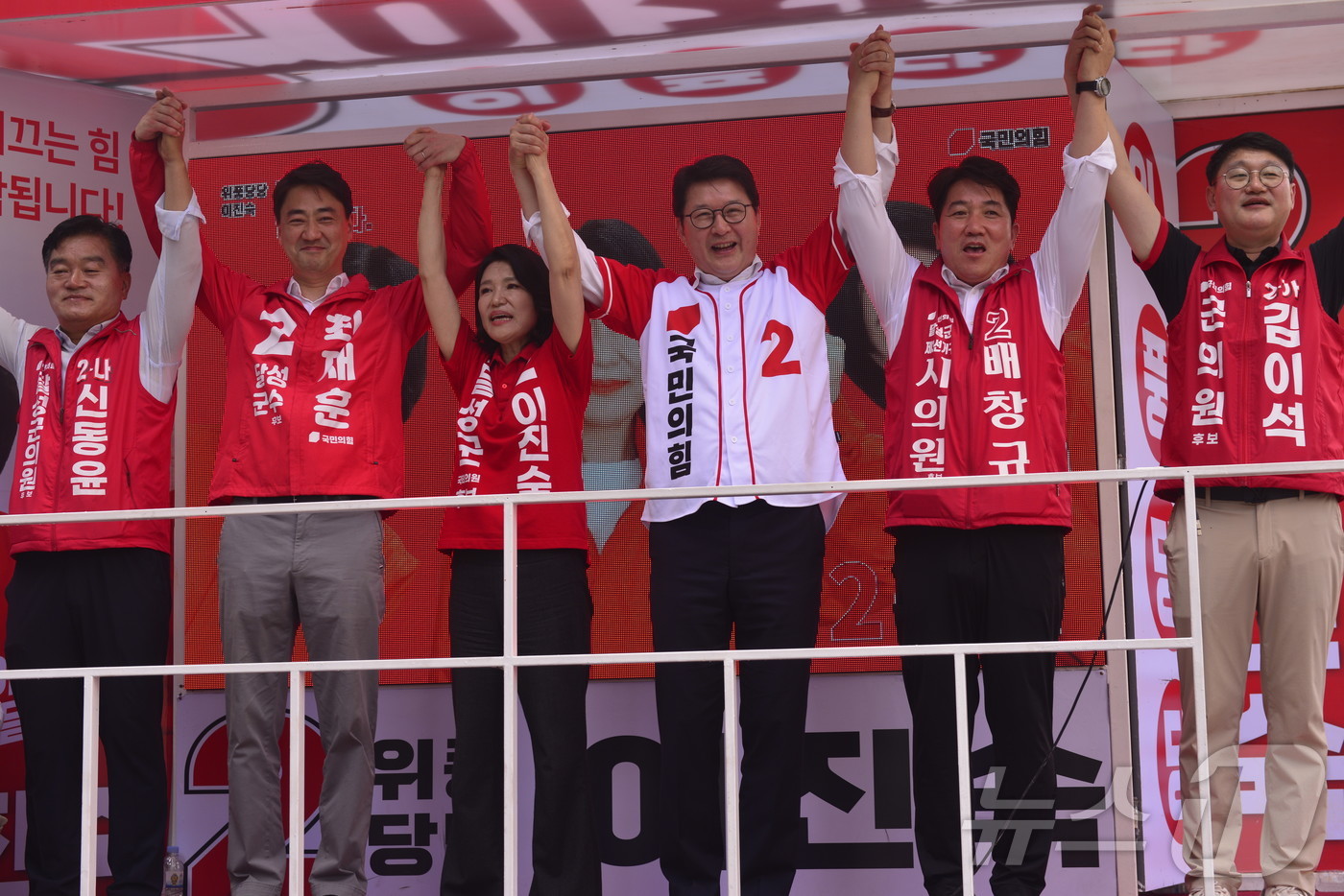 (대구=뉴스1) 이성덕 기자 = 신동욱 국민의힘 의원이 28일 대구도시철도 2호선 대실역 인근에서 이진숙 달성군 국회의원 보궐선거 후보, 최재훈 달성군수 후보, 시·군의원 후보들과 …