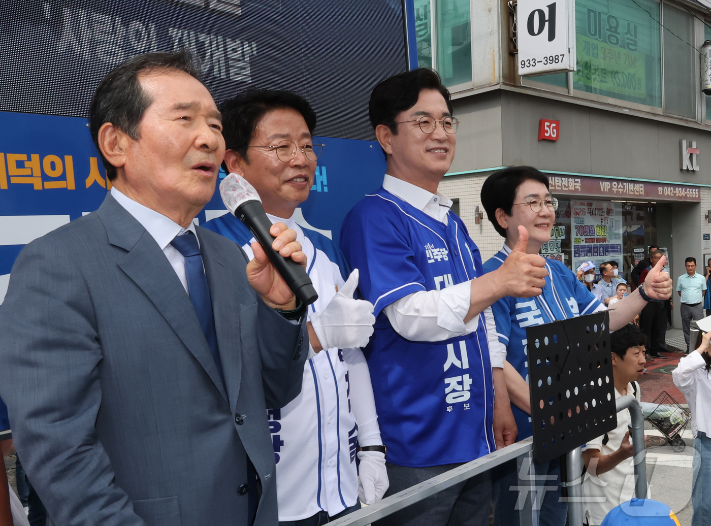 (대전=뉴스1) 김기태 기자 = 정세균 전 국무총리가  28일 대전 대덕구 신탄진시장 일대에서 열린 대덕구 합동 집중유세에 참석해 허태정 더불어민주당 대전시장 후보, 김찬술 대덕구 …
