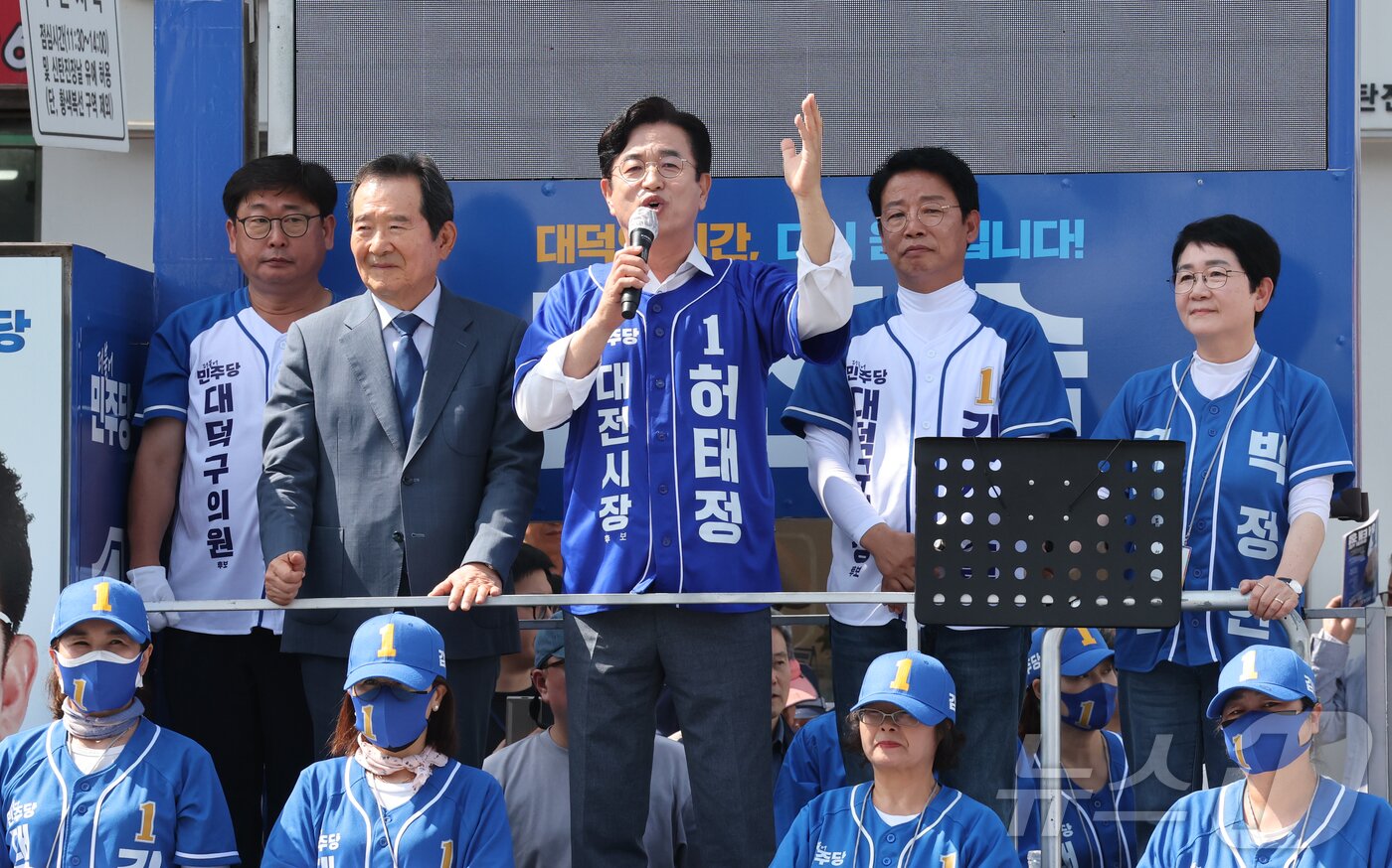 본문 이미지 - 허태정 더불어민주당 대전시장 후보가 28일 대덕구 신탄진시장 일대에서 대덕구 합동 집중유세를 하고 있다. 이날 정세균 전 국무총리가 참석해 지원유세에 나섰다. 2026.5.28 ⓒ 뉴스1 김기태 기자