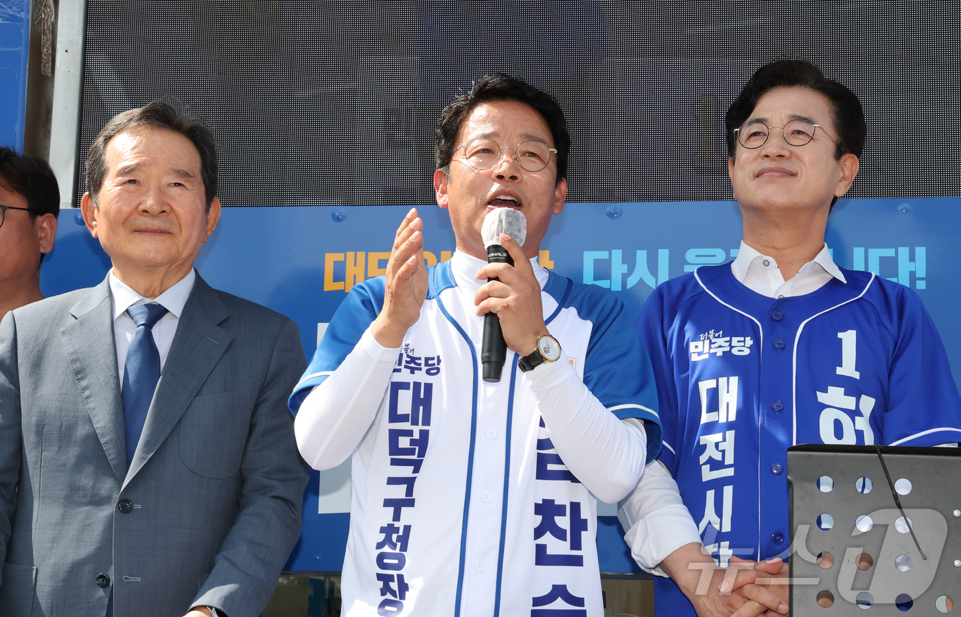 (대전=뉴스1) 김기태 기자 = 김찬술 더불어민주당 대덕구청장 후보가 28일 대덕구 신탄진시장 일대에서 대덕구 합동 집중유세를 하고 있다. 이날 정세균 전 국무총리가 참석해 지원유 …