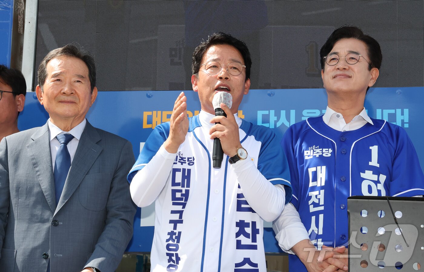 본문 이미지 - 김찬술 더불어민주당 대덕구청장 후보가 28일 대덕구 신탄진시장 일대에서 대덕구 합동 집중유세를 하고 있다. 이날 정세균 전 국무총리가 참석해 지원유세에 나섰다.2026.5.28 ⓒ 뉴스1 김기태 기자