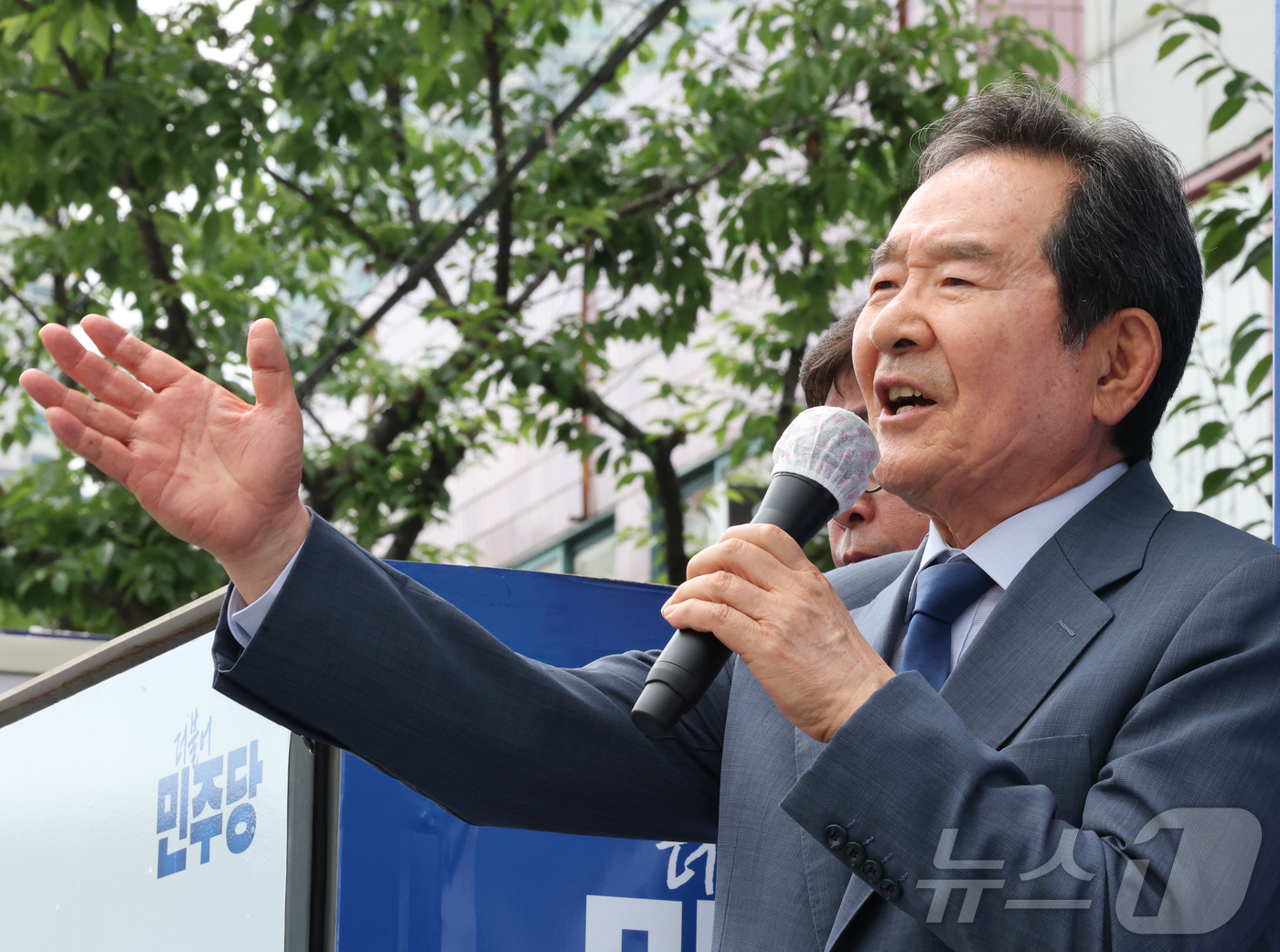(대전=뉴스1) 김기태 기자 = 정세균 전 국무총리가  28일 대전 대덕구 신탄진시장 일대에서 열린 대덕구 합동 집중유세에 참석해 허태정 더불어민주당 대전시장 후보, 김찬술 대덕구 …