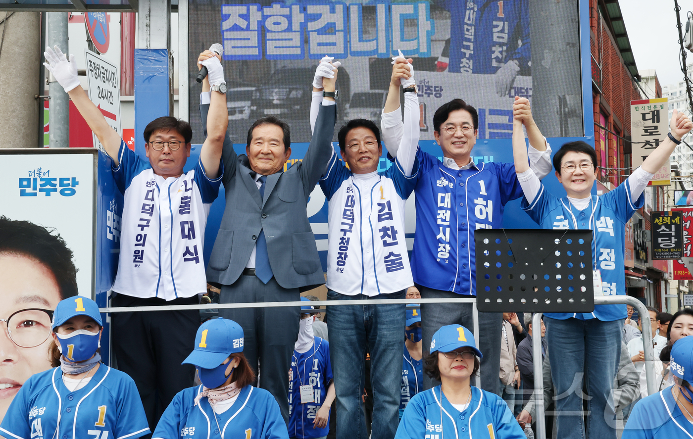 (대전=뉴스1) 김기태 기자 = 정세균 전 국무총리가  28일 대전 대덕구 신탄진시장 일대에서 열린 대덕구 합동 집중유세에 참석해 허태정 더불어민주당 대전시장 후보, 김찬술 대덕구 …