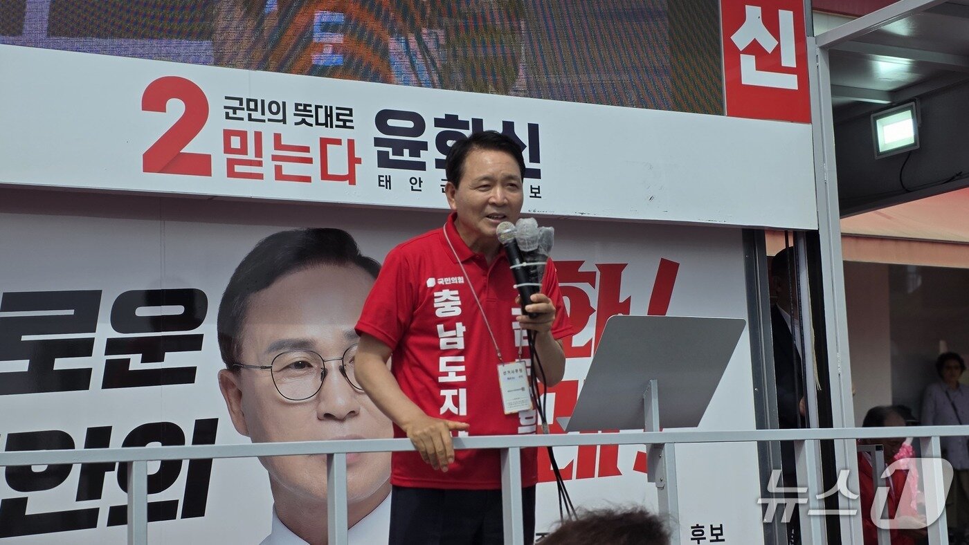 본문 이미지 - 미래항공연구센터는 군사시설이 아니라 산업시설이라며 미래 먹거리 사업을 두고 군사시설, 소음 문제로 군민을 불안하게 해서는 안 된다고 설명하는 성일종 총괄선대위원장(재판매 및 DB금지)2026.5.28/뉴스1 김태완 기자