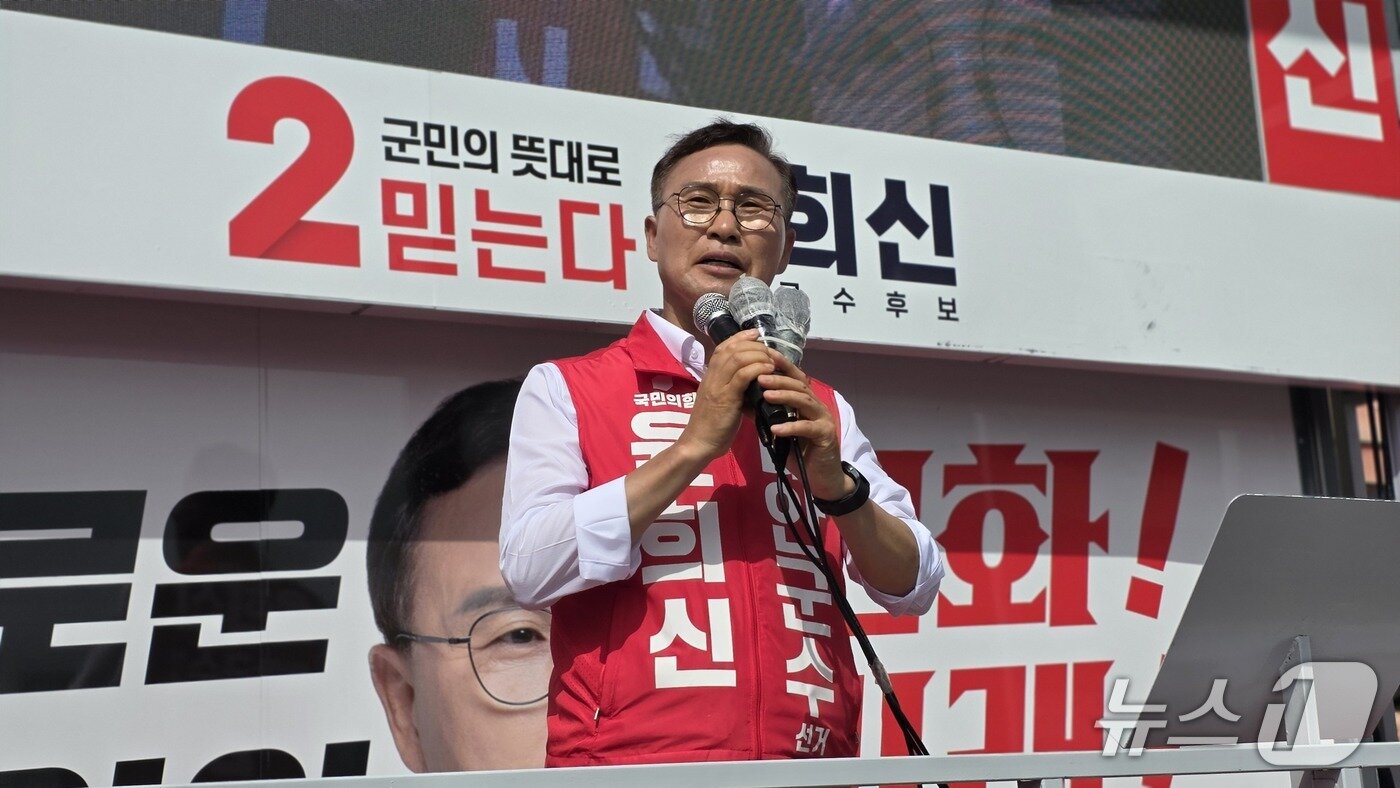 본문 이미지 - 윤희신 후보가 28일 “국회의원, 도지사, 군수, 도·군의원이 원팀이 돼야 태안의 현안을 풀 수 있다”며 지지를 호소하고 있다.(재판매 및 DB금지)2026.5.28/뉴스1 김태완 기자