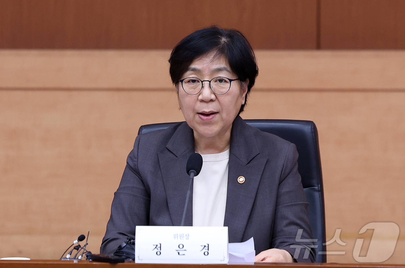 (서울=뉴스1) 김성진 기자 = 정은경 보건복지부 장관이 28일 서울 종로구 정부서울청사 별관에서 열린 2026년도 제5차 국민연금기금운용위원회에서 모두발언을 하고 있다. 2026 …