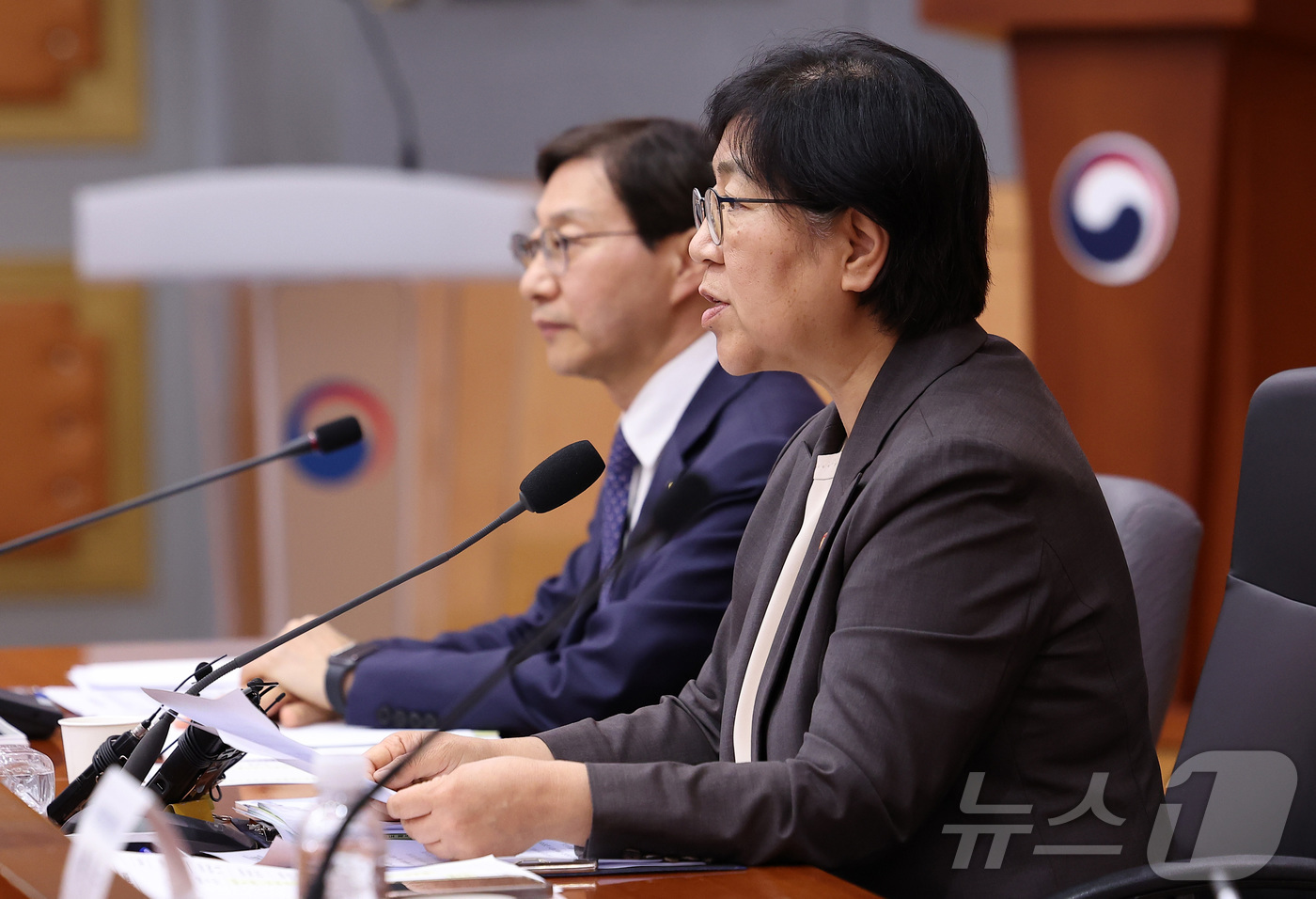 (서울=뉴스1) 김성진 기자 = 정은경 보건복지부 장관이 28일 서울 종로구 정부서울청사 별관에서 열린 2026년도 제5차 국민연금기금운용위원회에서 모두발언을 하고 있다. 2026 …