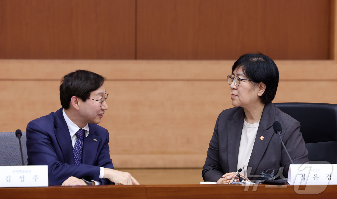 (서울=뉴스1) 김성진 기자 = 정은경 보건복지부 장관(오른쪽)과 김성주 국민연금공단 이사장이 28일 서울 종로구 정부서울청사 별관에서 열린 2026년도 제5차 국민연금기금운용위원 …