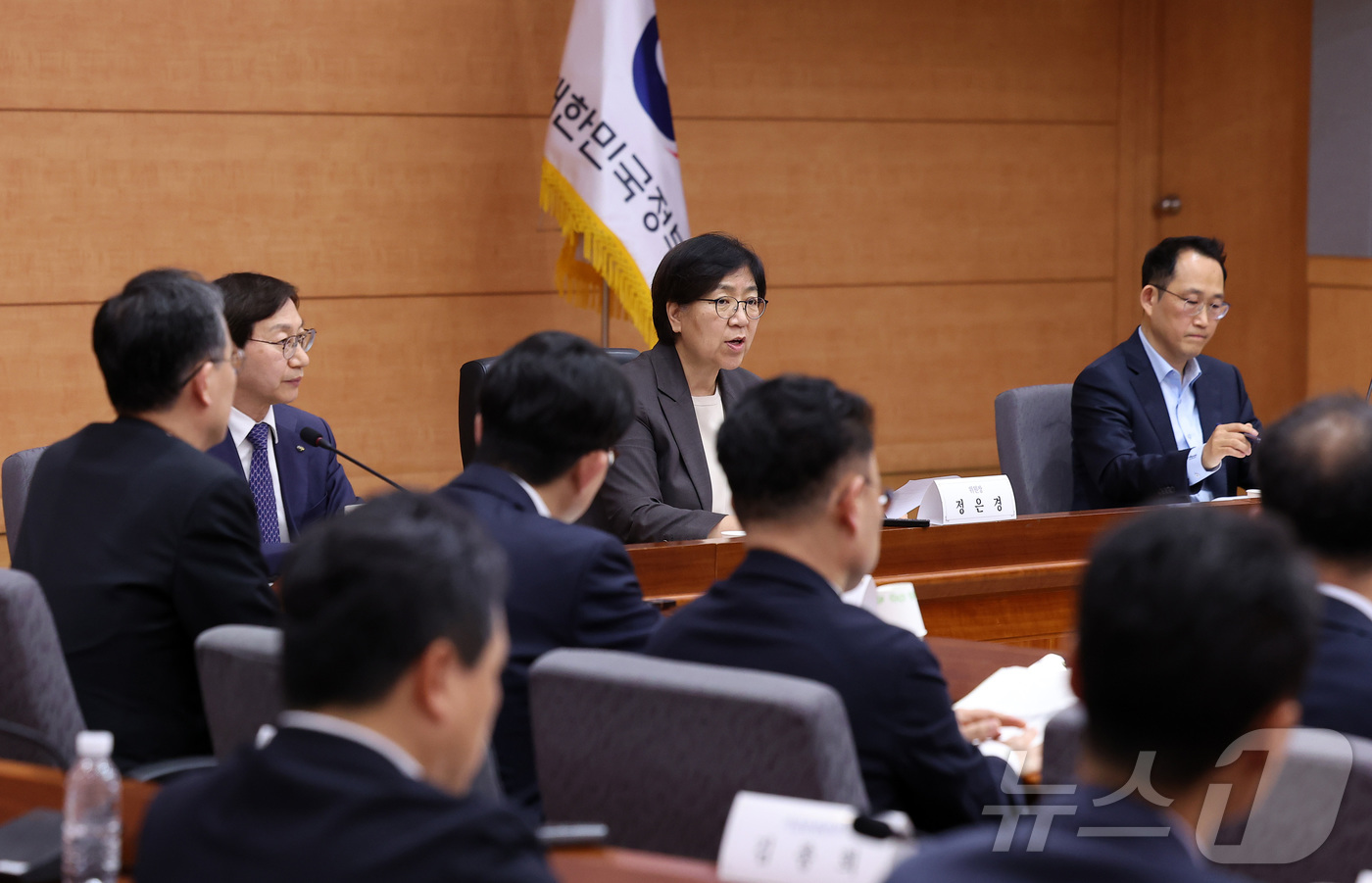 (서울=뉴스1) 김성진 기자 = 정은경 보건복지부 장관이 28일 서울 종로구 정부서울청사 별관에서 열린 2026년도 제5차 국민연금기금운용위원회에서 모두발언을 하고 있다. 2026 …