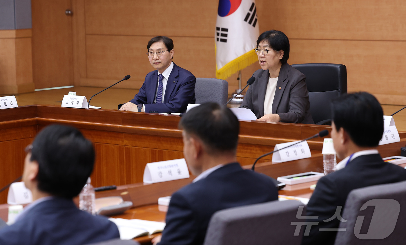 (서울=뉴스1) 김성진 기자 = 정은경 보건복지부 장관이 28일 서울 종로구 정부서울청사 별관에서 열린 2026년도 제5차 국민연금기금운용위원회에서 모두발언을 하고 있다. 2026 …