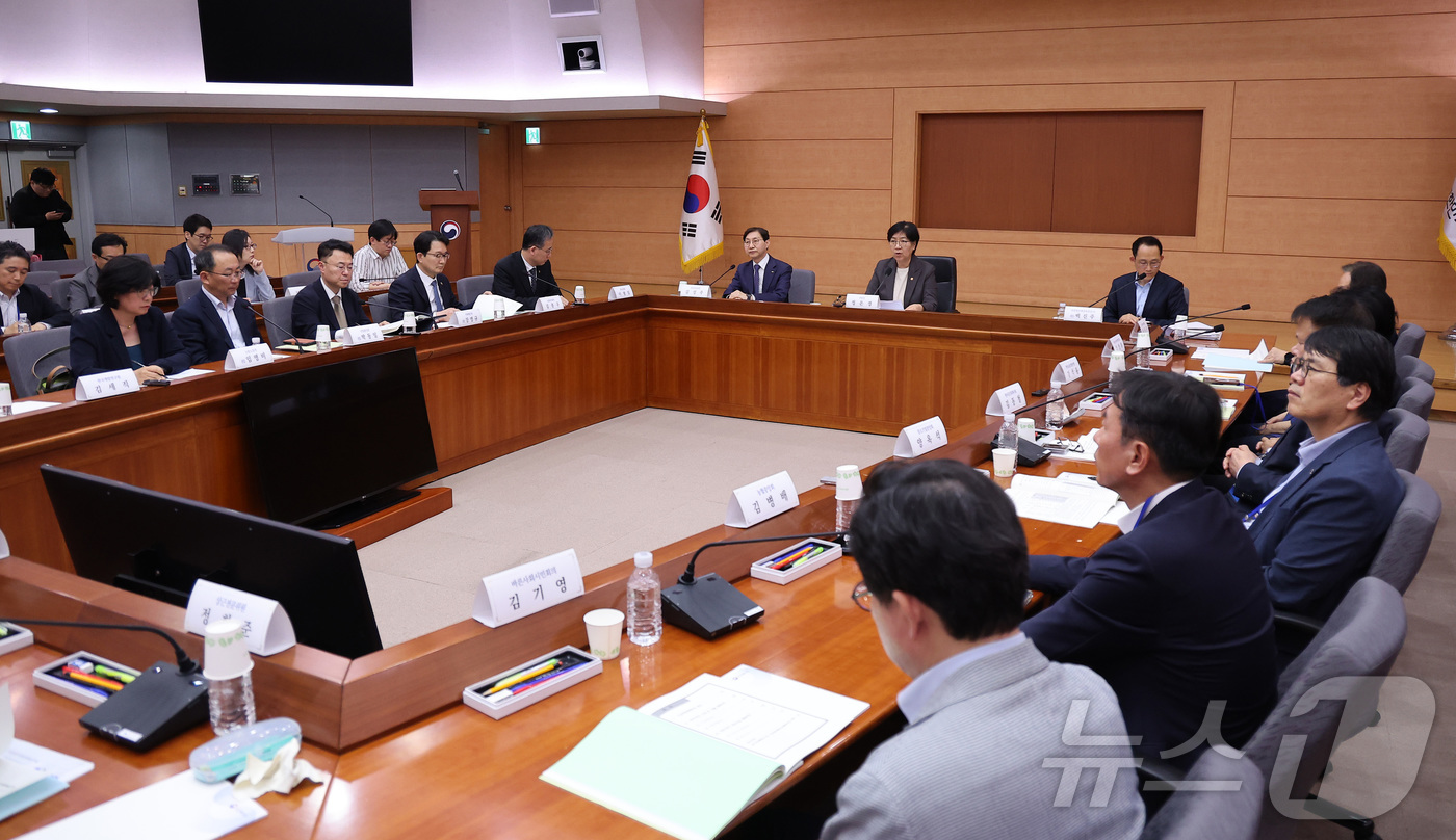 (서울=뉴스1) 김성진 기자 = 정은경 보건복지부 장관이 28일 서울 종로구 정부서울청사 별관에서 열린 2026년도 제5차 국민연금기금운용위원회에서 모두발언을 하고 있다. 2026 …