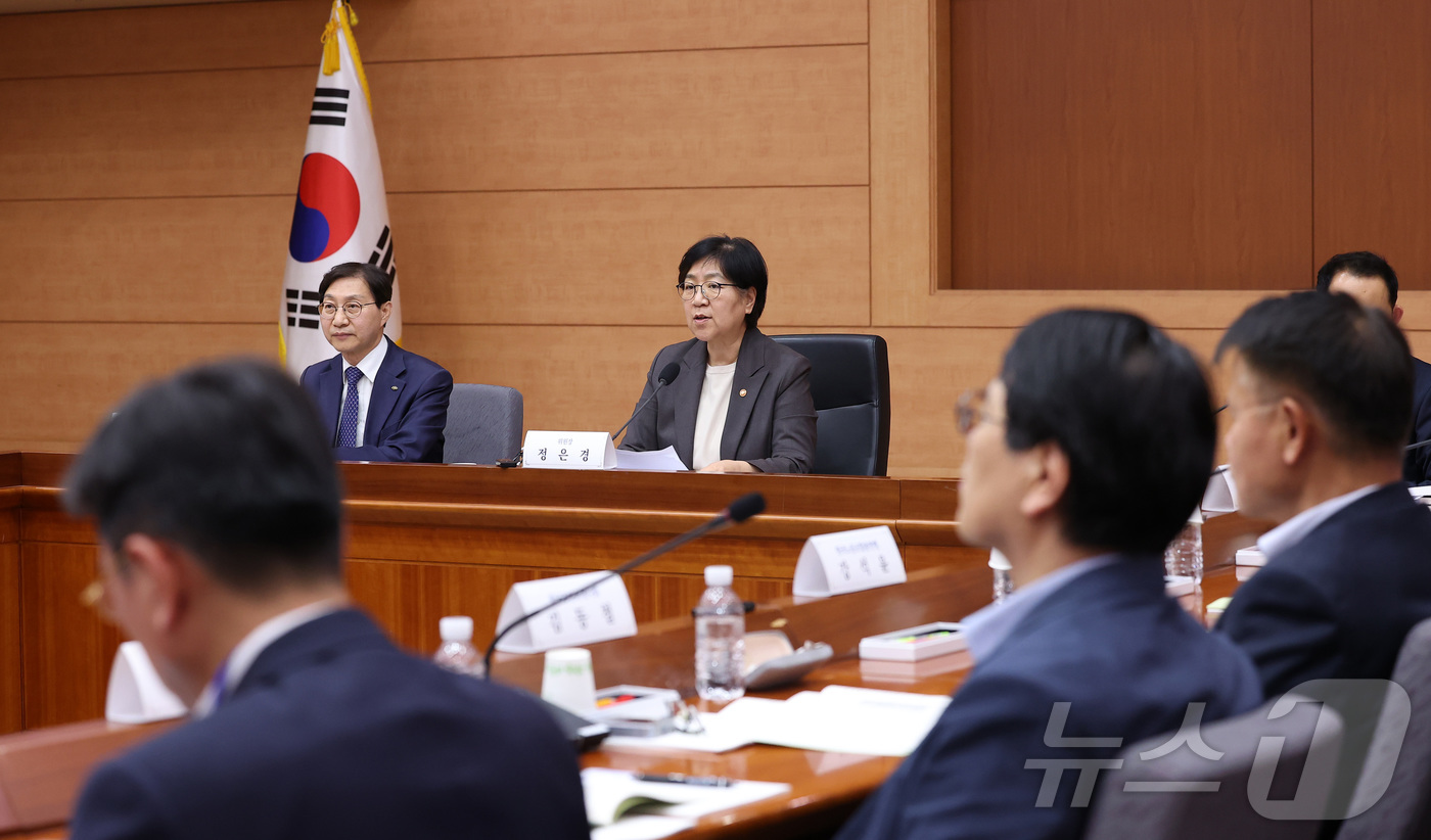(서울=뉴스1) 김성진 기자 = 정은경 보건복지부 장관이 28일 서울 종로구 정부서울청사 별관에서 열린 2026년도 제5차 국민연금기금운용위원회에서 모두발언을 하고 있다. 2026 …