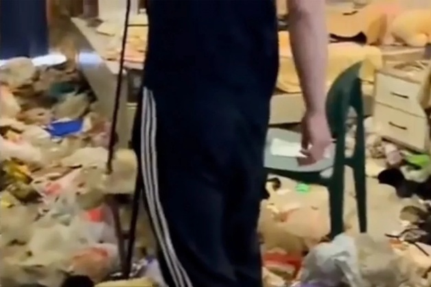 "발 디딜 틈 없는 쓰레기 더미 속 반려견"…월세 밀린 세입자 충격 '유기'