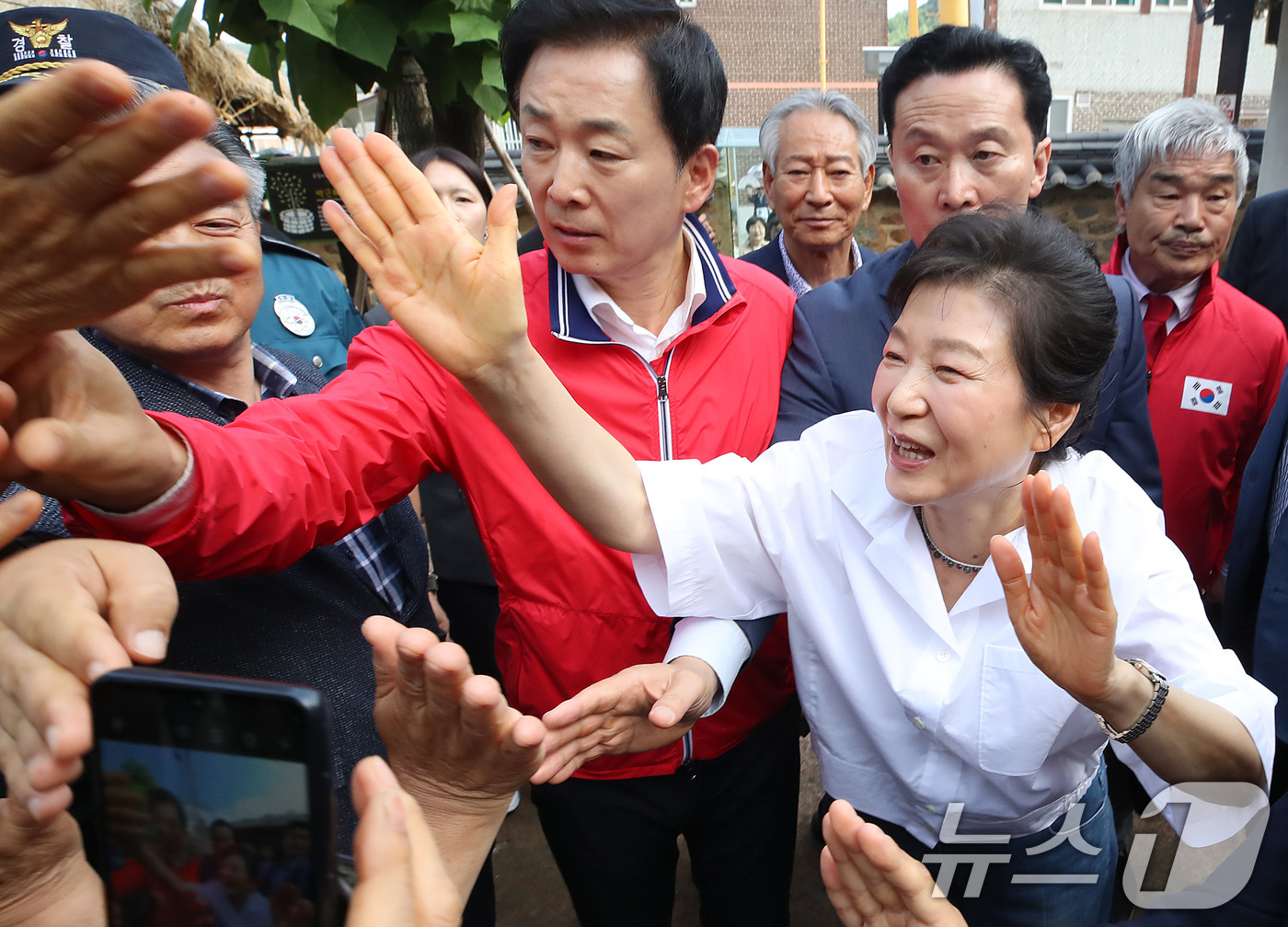 (문경=뉴스1) 공정식 기자 = 박근혜 전 대통령이 28일 오후 경북 문경시 문경읍 청운각을 찾아 환영 나온 시민과 인사 나누고 있다.청운각은 박 전 대통령의 부친 故 박정희 대통 …