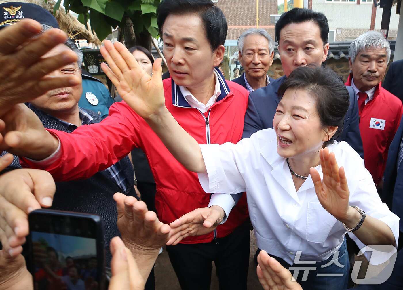본문 이미지 - 박근혜 전 대통령이 28일 오후 경북 문경시 문경읍 청운각을 찾아 환영 나온 시민과 인사 나누고 있다. 청운각은 박 전 대통령의 부친 故 박정희 대통령이 1937년 3월부터 1940년 4월까지 3년간 하숙을 했던 곳으로 알려져 있다. 2026.5.28 ⓒ 뉴스1 공정식 기자