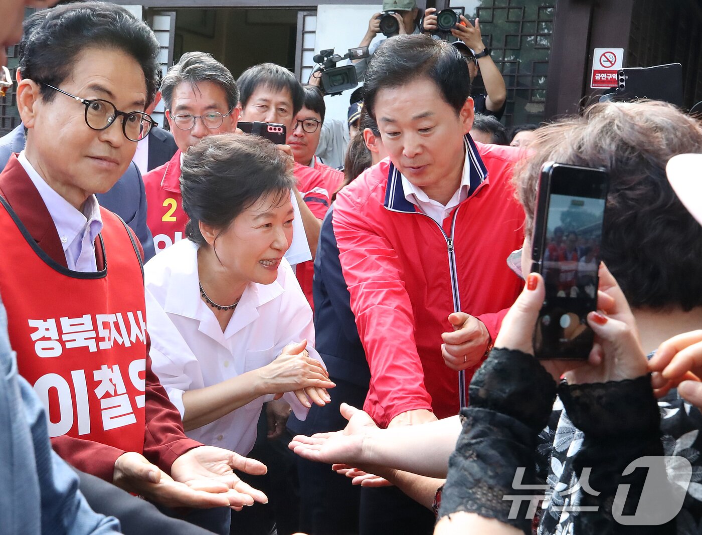 본문 이미지 - 박근혜 전 대통령이 28일 오후 경북 문경시 문경읍 청운각을 찾아 환영 나온 시민과 인사 나누고 있다. 청운각은 박 전 대통령의 부친 故 박정희 대통령이 1937년 3월부터 1940년 4월까지 3년간 하숙을 했던 곳으로 알려져 있다. 2026.5.28 ⓒ 뉴스1 공정식 기자