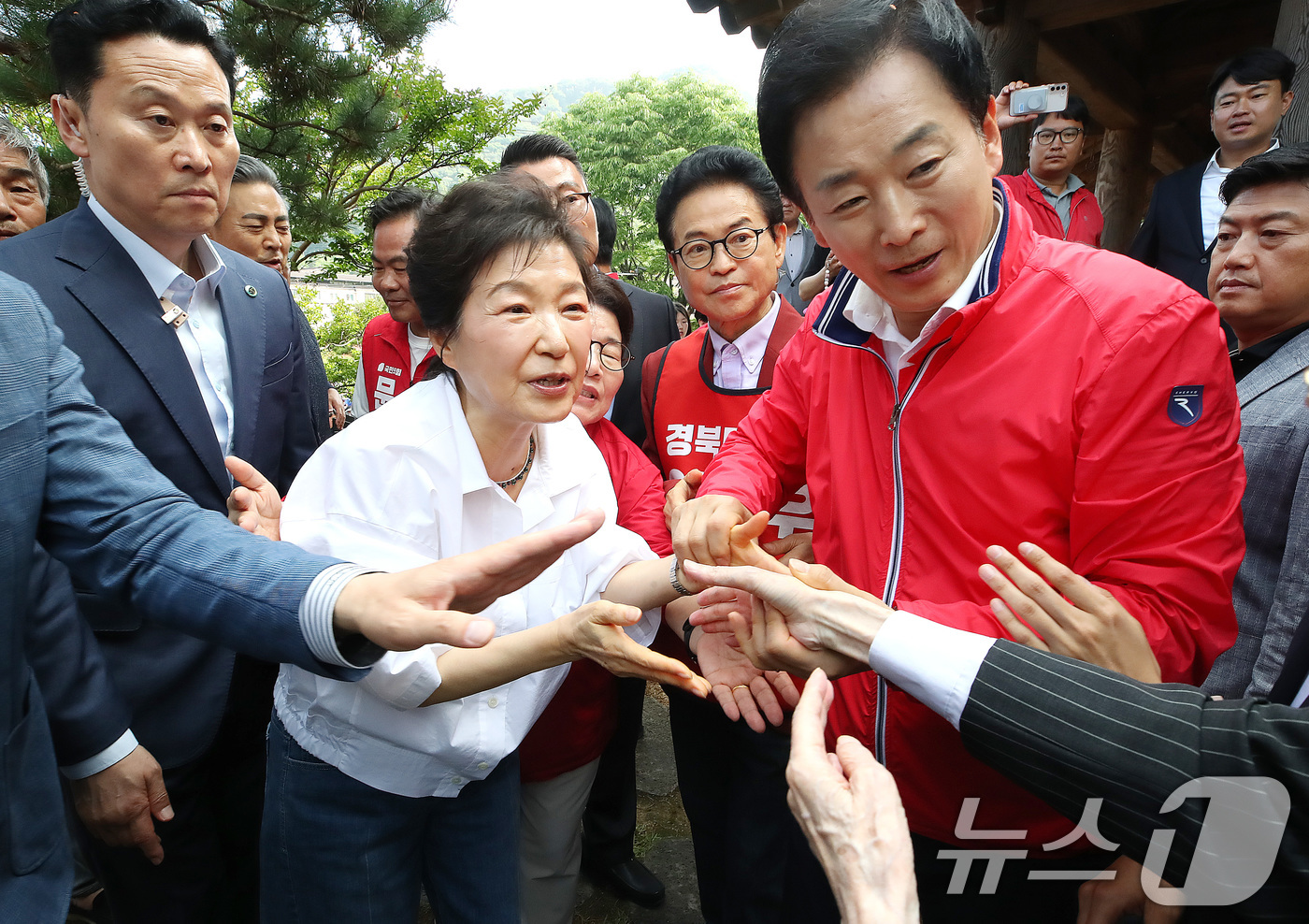 (문경=뉴스1) 공정식 기자 = 박근혜 전 대통령이 28일 오후 경북 문경시 문경읍 청운각을 찾아 환영 나온 시민과 인사 나누고 있다.청운각은 박 전 대통령의 부친 故 박정희 대통 …
