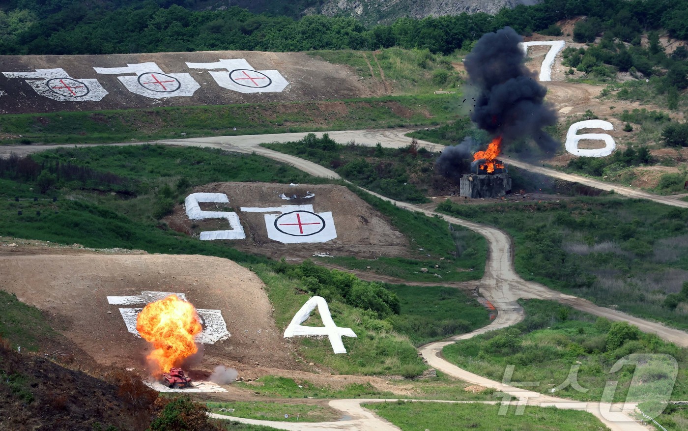 (포천=뉴스1) 사진공동취재단 = 28일 경기 포천시 승진훈련장에서 열린 2026 합동화력훈련 본행사에서 자폭드론이 표적에 명중하고 있다.  2026.5.28/뉴스1