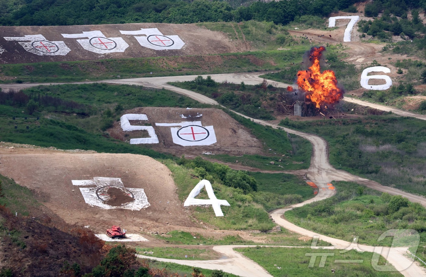 (포천=뉴스1) 사진공동취재단 = 28일 경기 포천시 승진훈련장에서 열린 2026 합동화력훈련 본행사에서 자폭드론이 표적에 명중하고 있다.  2026.5.28/뉴스1