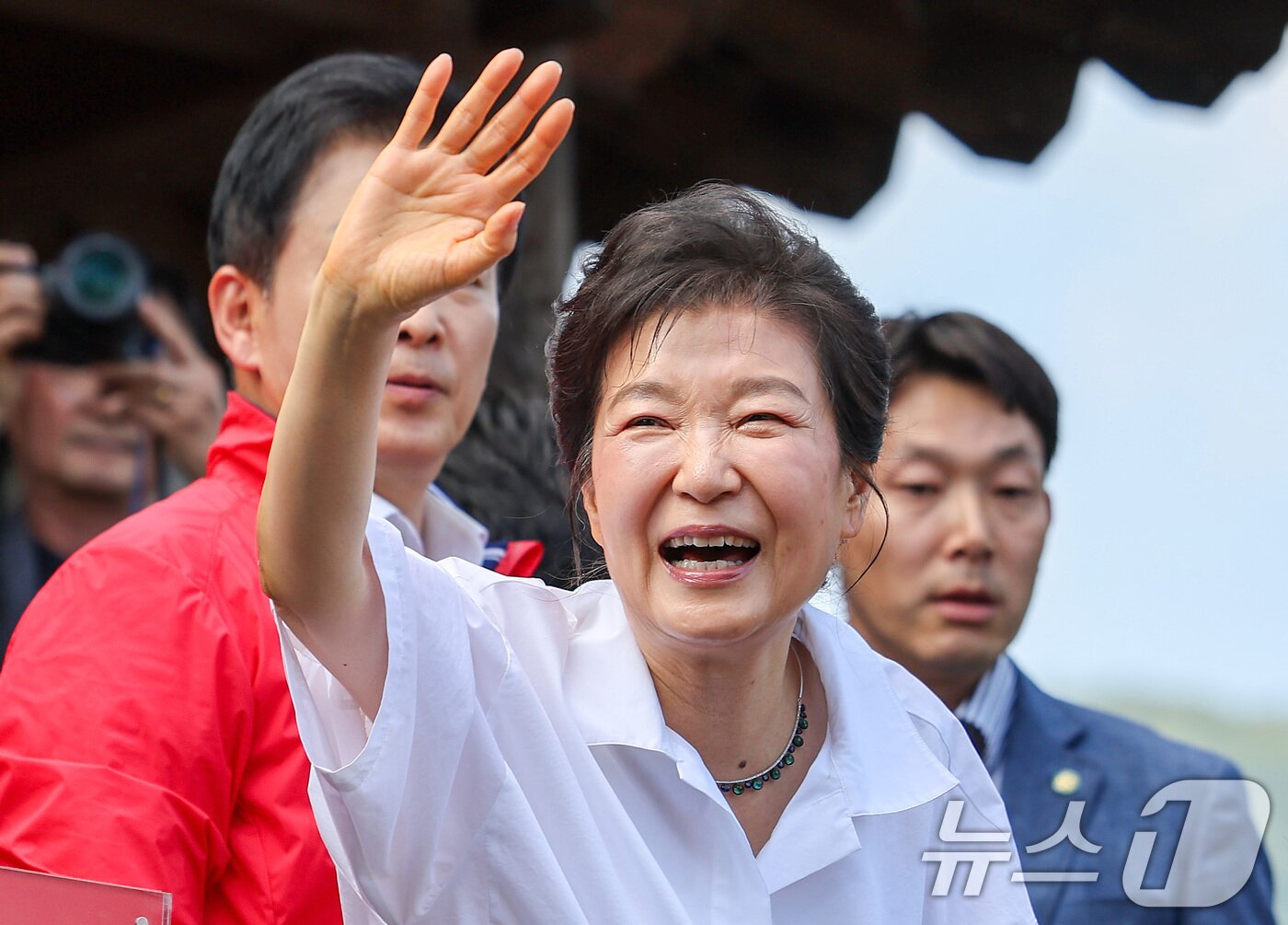 본문 이미지 - 박근혜 전 대통령이 28일 오후 경북 문경시 문경읍 청운각을 찾아 환영 나온 시민들을 향해 손을 흔들며 인사하고 있다.  2026.5.28 ⓒ 뉴스1 공정식 기자
