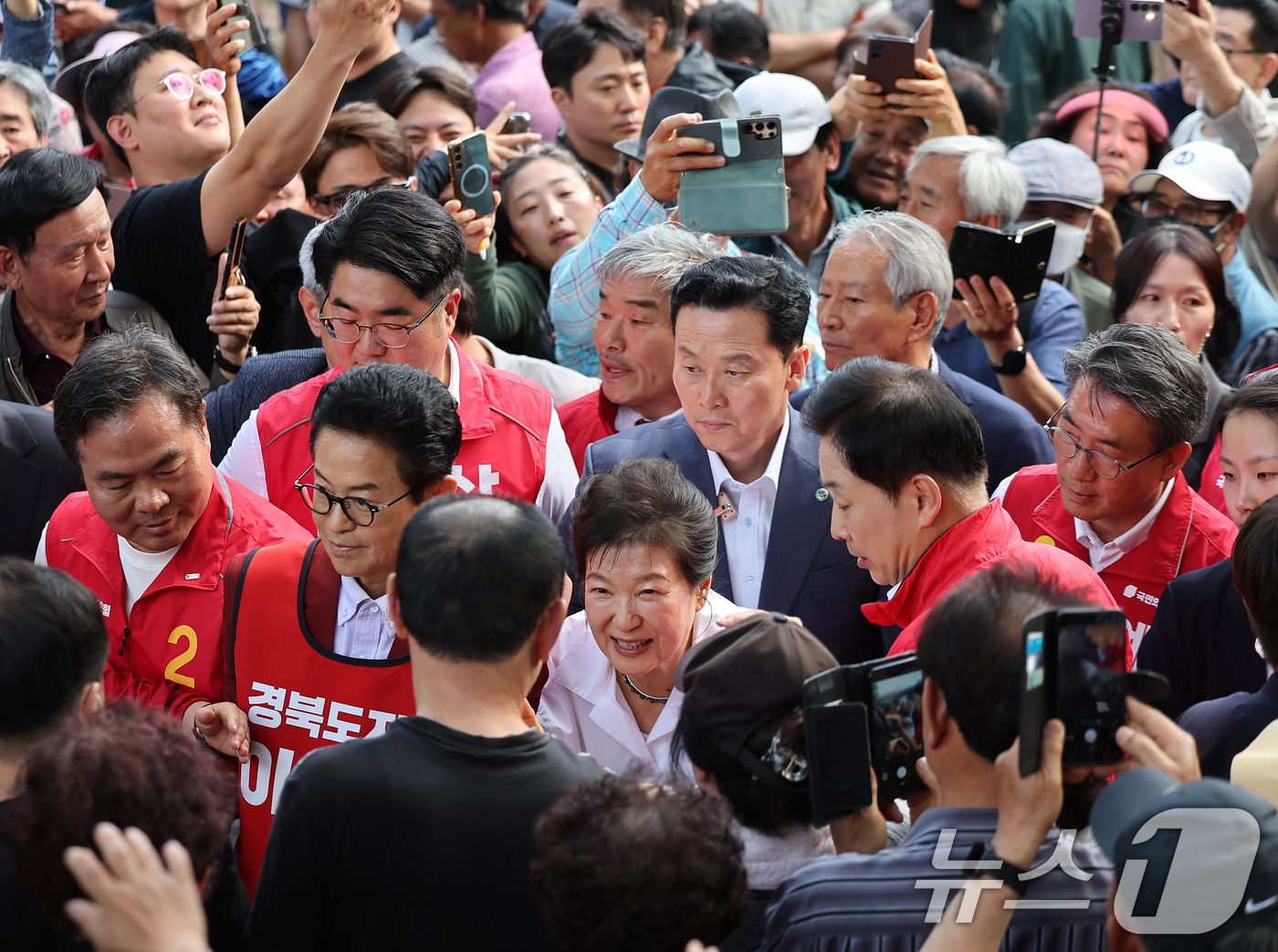 (문경=뉴스1) 공정식 기자 = 박근혜 전 대통령이 28일 오후 경북 문경시 문경읍 청운각을 찾아 환영 나온 시민과 인사 나누고 있다.청운각은 박 전 대통령의 부친 故 박정희 대통 …