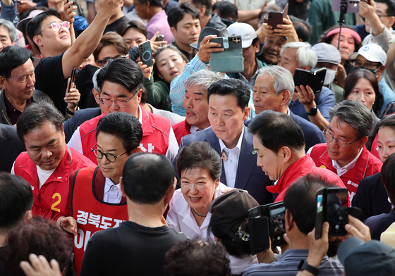 박근혜 방문에 문경 '구름 인파'